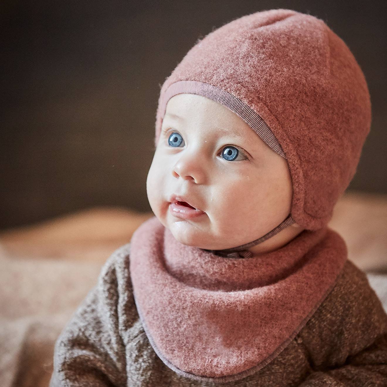Thumbnail - Bindemütze Baby aus Wollfleece maximo mit Bio-Baumwolle blush