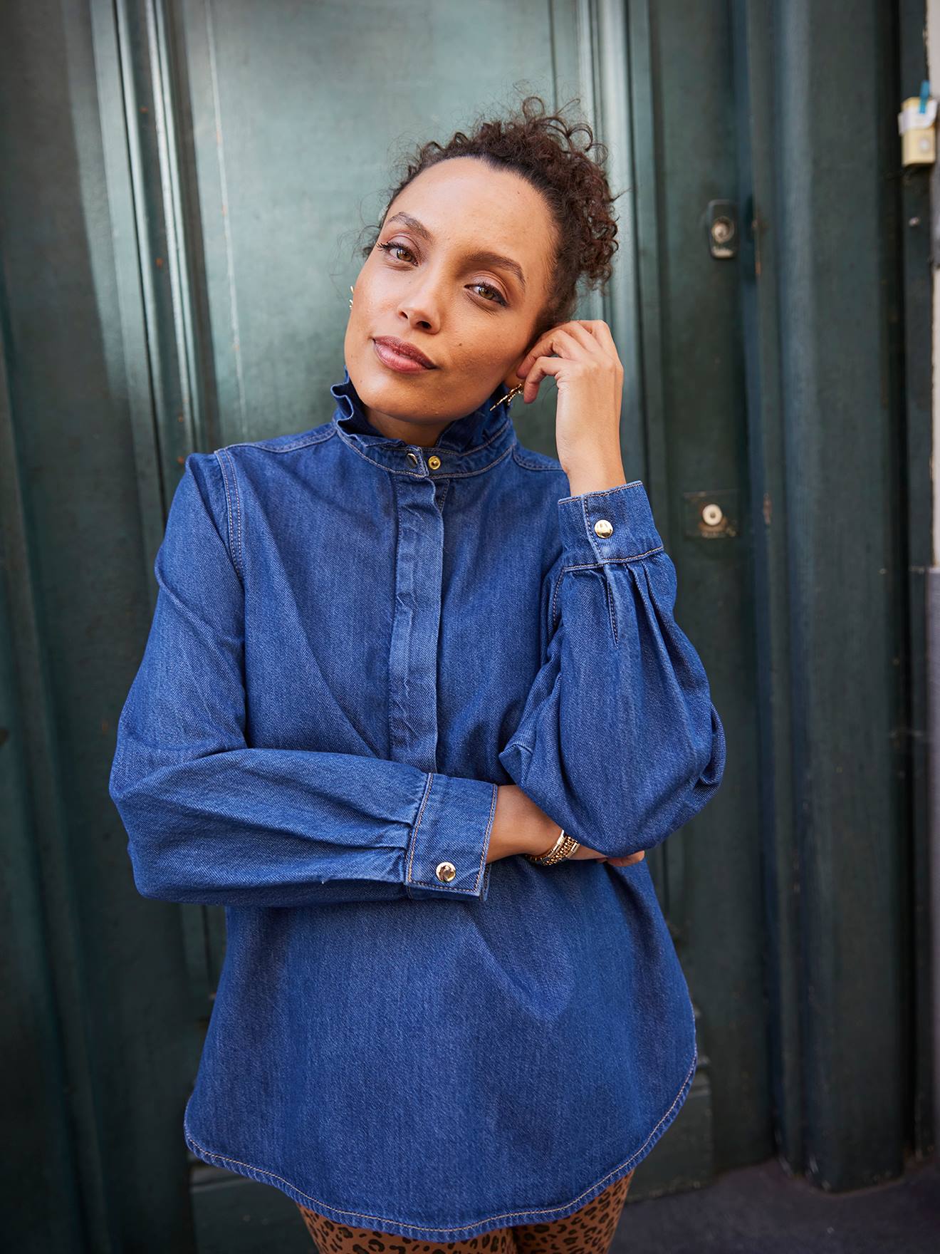 Umstands-Jeansbluse mit Volant-Stehkragen Mama-Tochter-Capsule hellblau Gr. 44