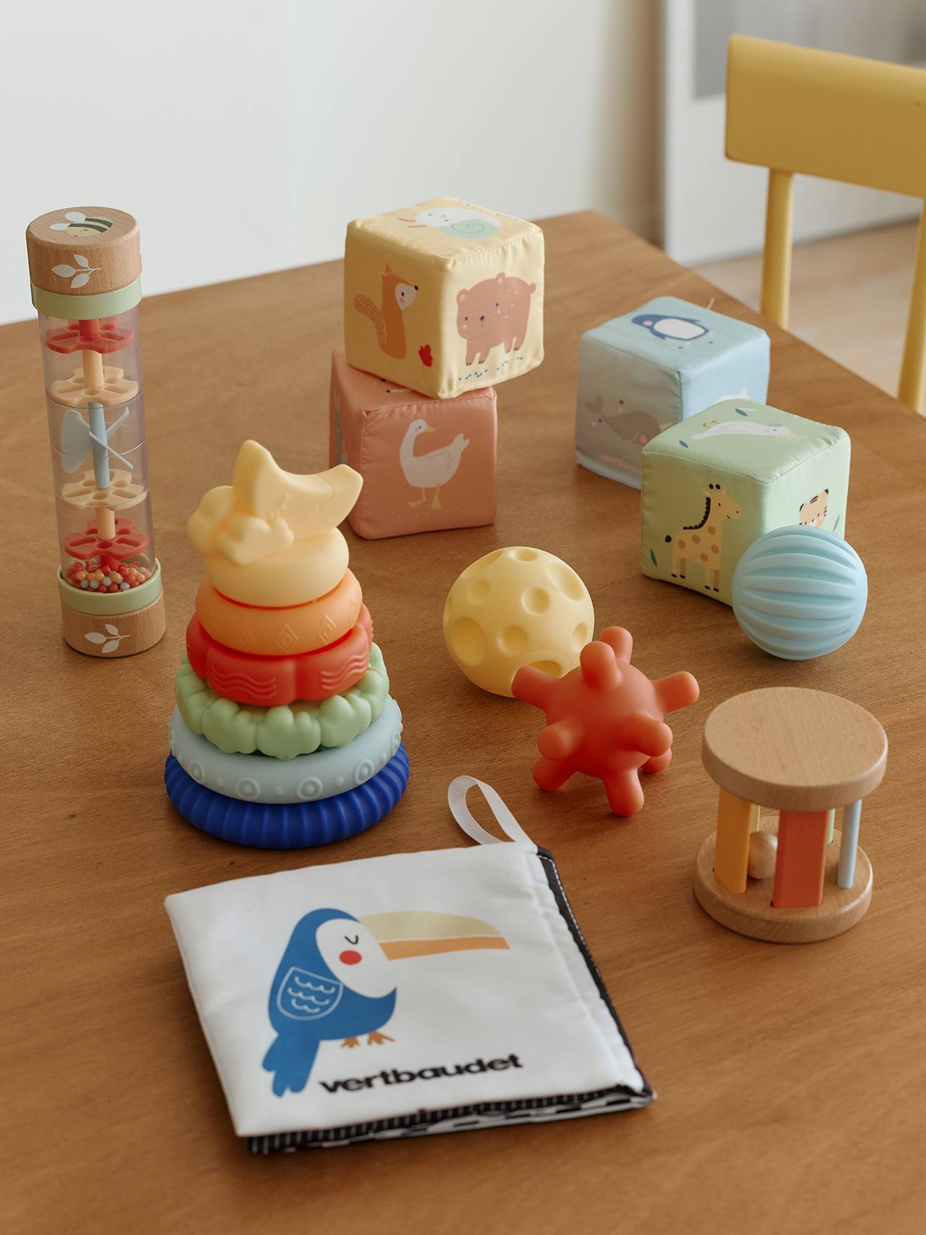 Lernspiel-Set ab der Geburt: Stoff-Buch, Regenmacher, Stapelturm, Stoffwürfel, Sensorik-Bälle & Holzrassel, Holz FSC von vertbaudet