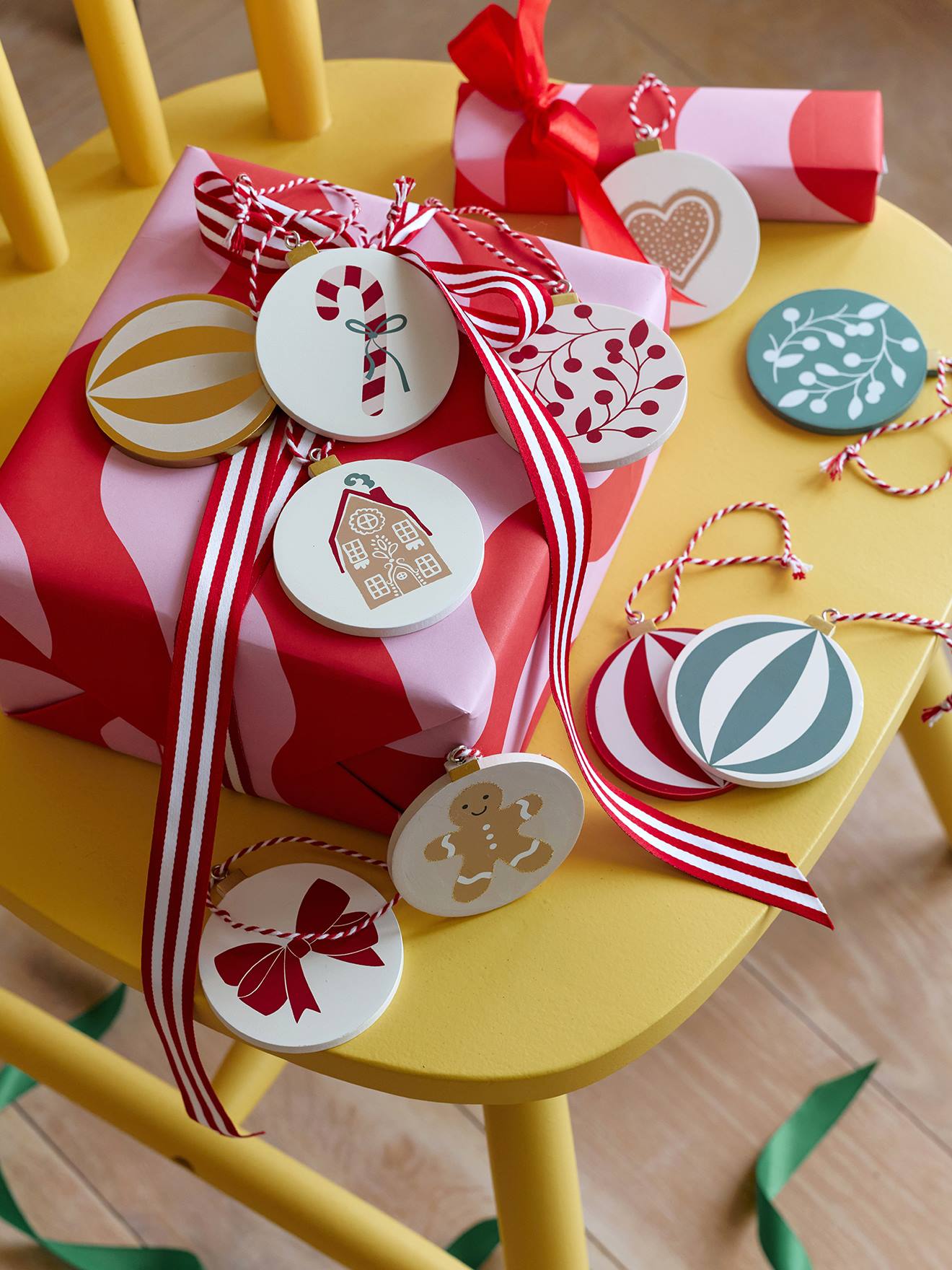 Set aus 10 flachen Weihnachtskugeln aus Holz MOONY
