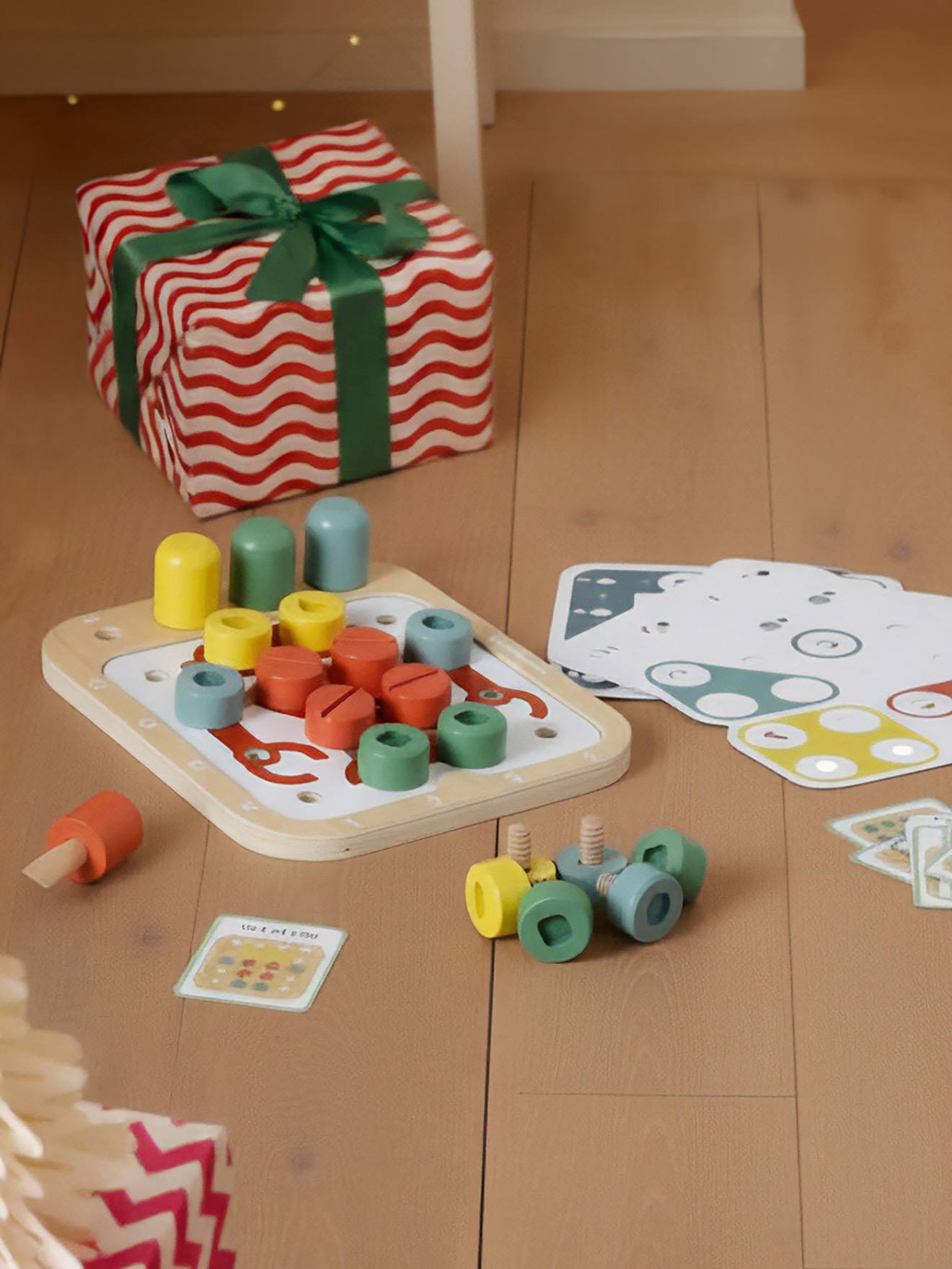 Kinder Schraubenspiel aus Holz FSC, mitwachsend rot von vertbaudet