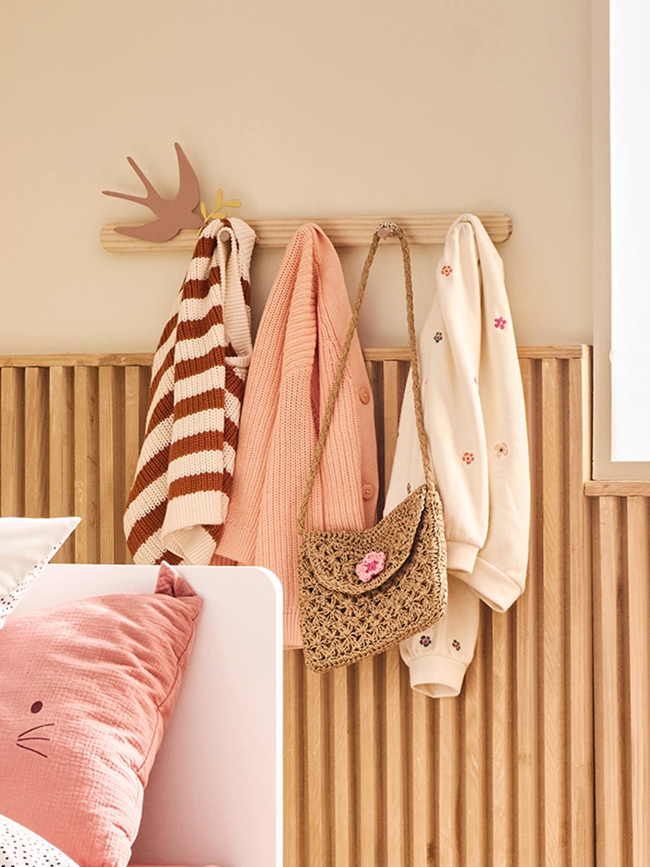 Holz-Wandgarderobe SCHWALBE mit 4 Kleiderhaken, Kinderzimmer rosa von vertbaudet