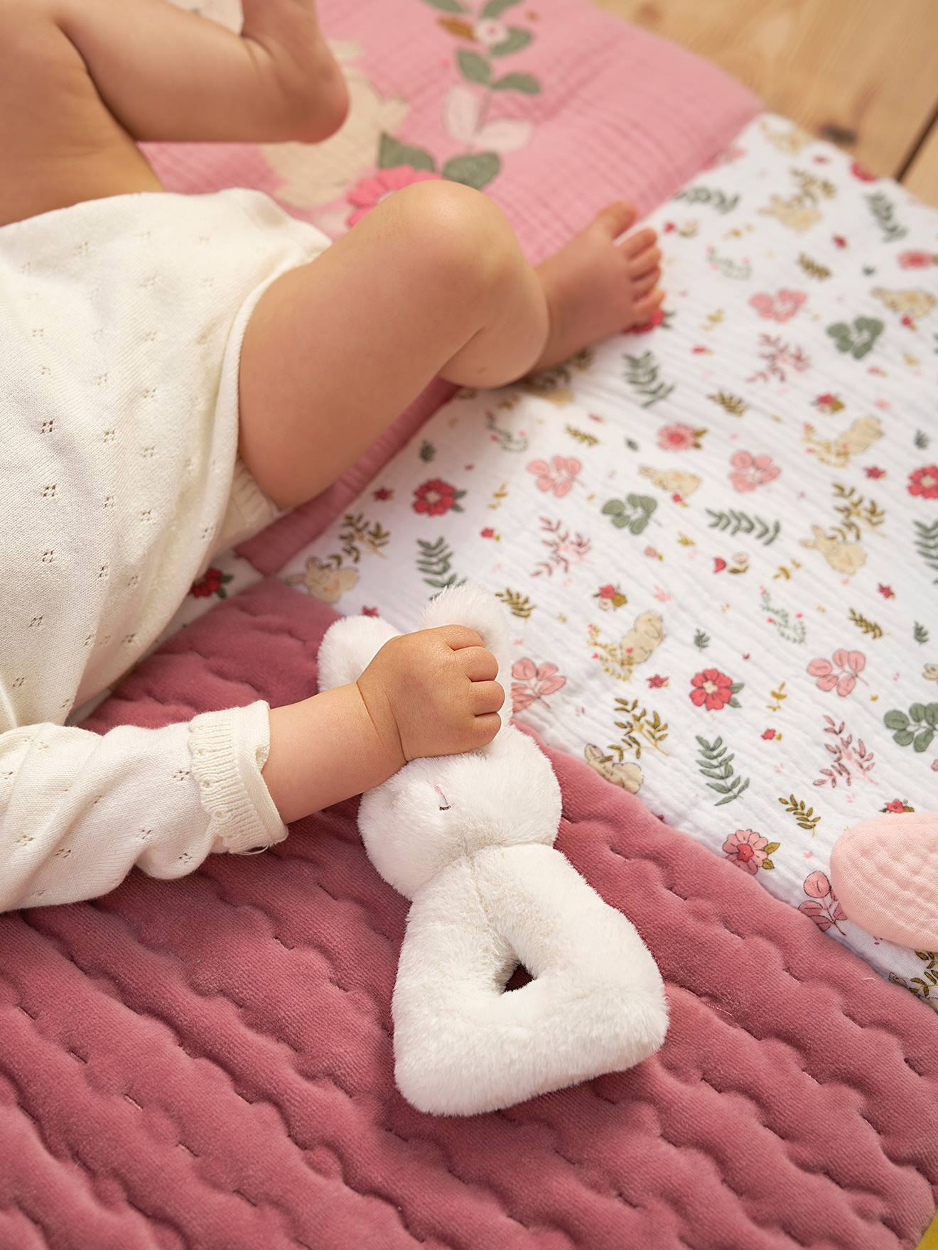 Baby Rassel HASE weiß von vertbaudet