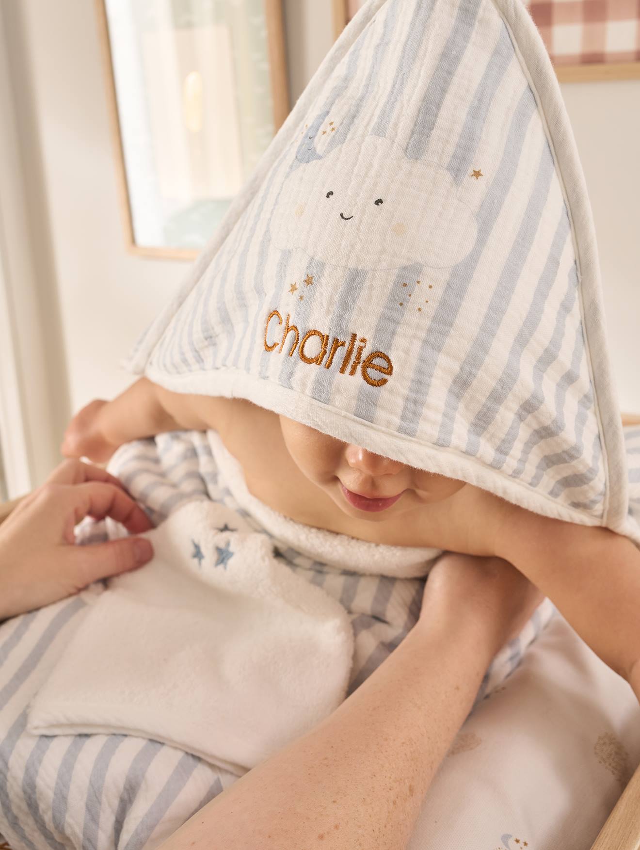 Set aus Badecape & Waschhandschuh Baby IN DEN WOLKEN