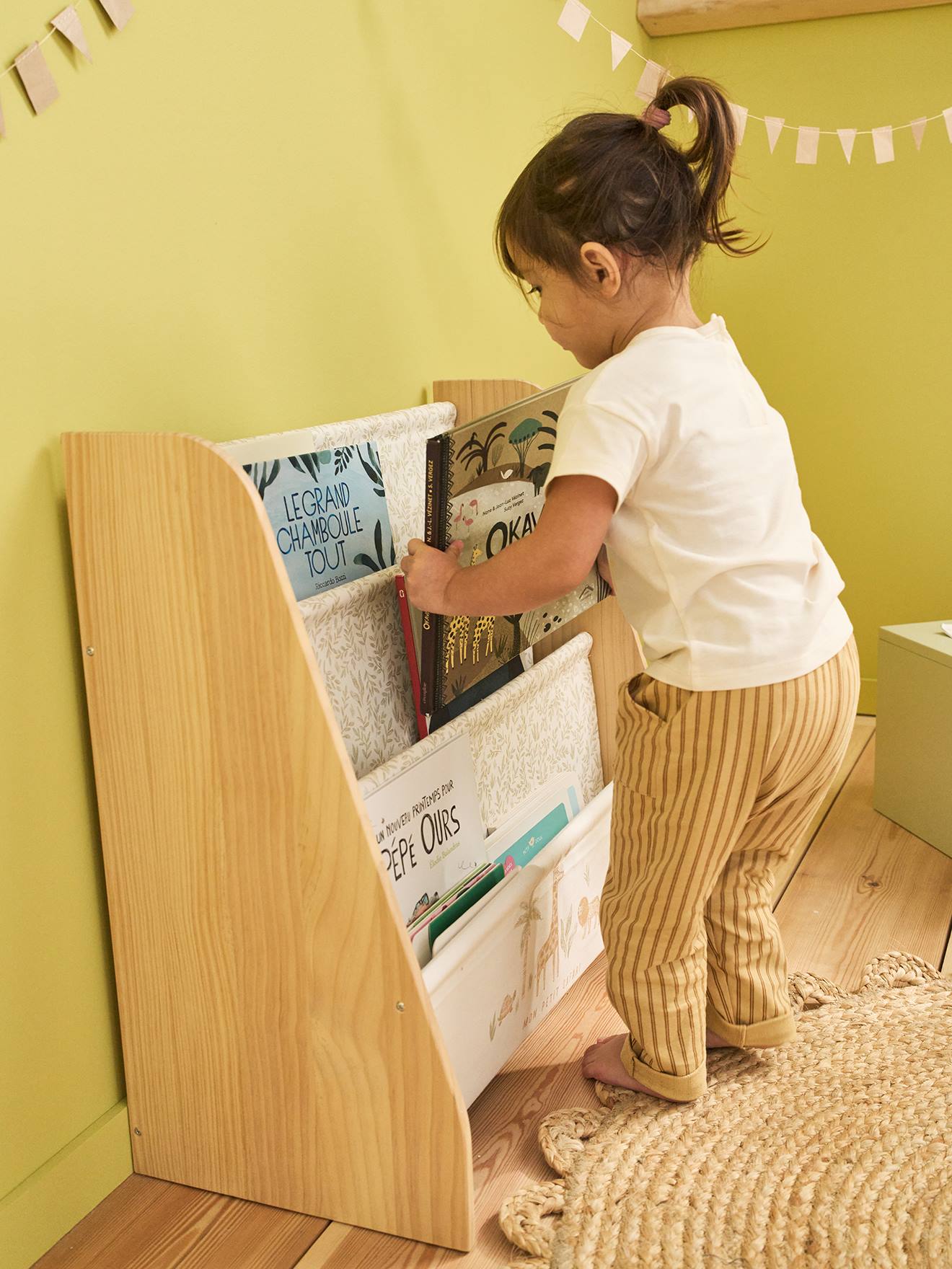 Thumbnail - Bücherregal mit Stofftaschen
