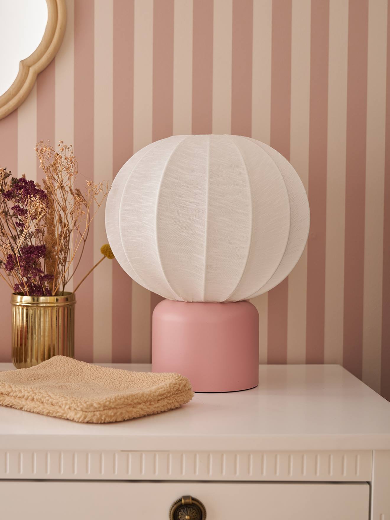 Tischlampe Kugelform mit Metallfuß Kinderzimmer rosa von vertbaudet