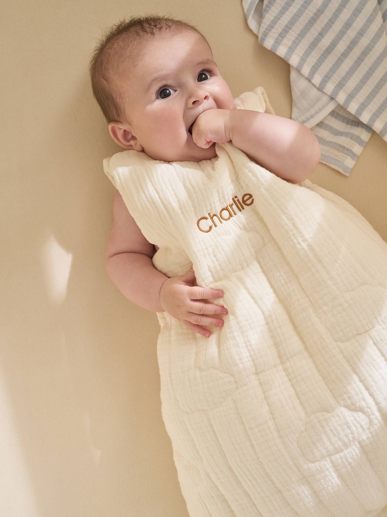 Baby Schlafsack aus Bio-Musselin IN DEN WOLKEN TOG 2,5, personalisierbar wollweiß Gr. 85 cm von vertbaudet