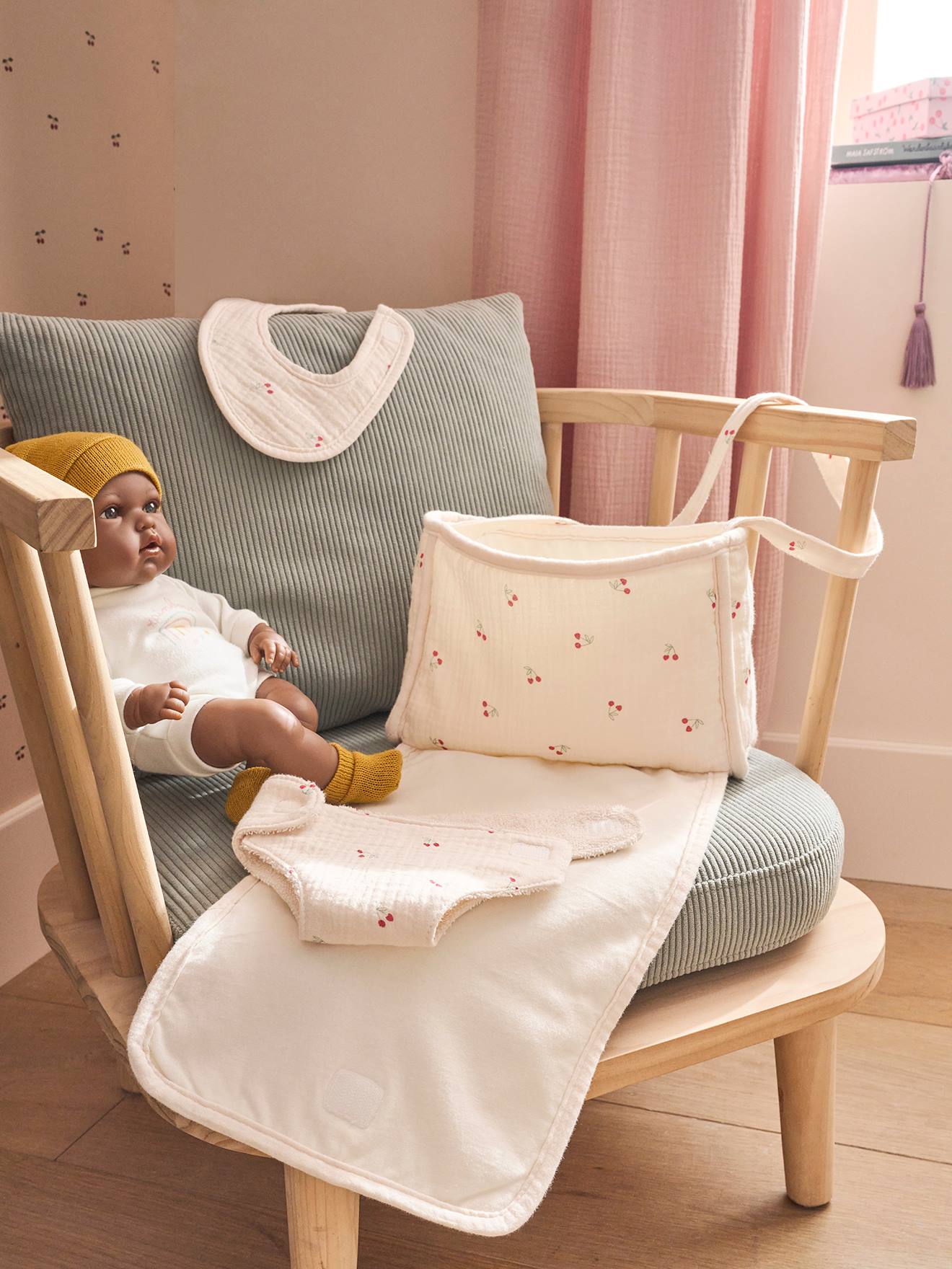 Puppen-Wickeltasche mit Windel & Lätzchen VINTAGE BLUMEN rot von vertbaudet