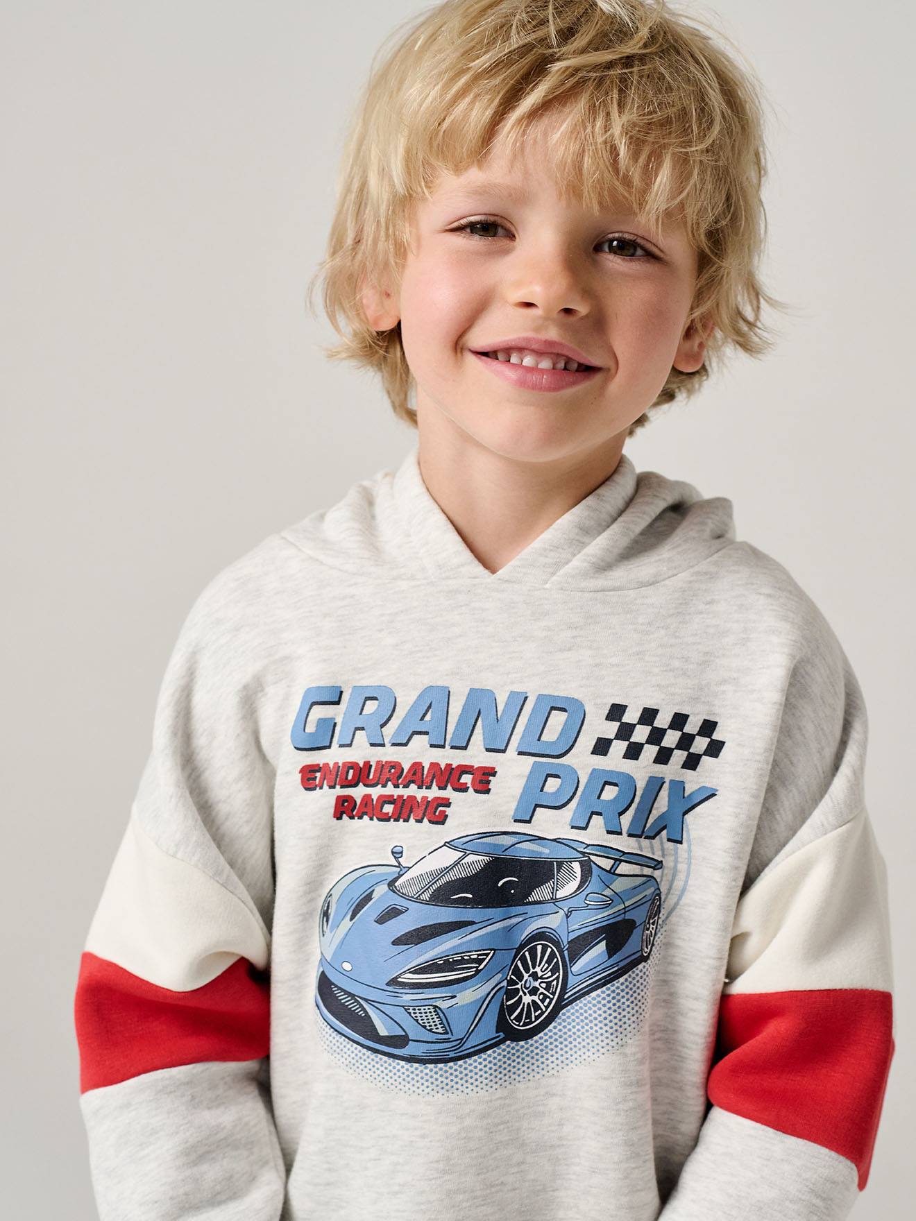 Kapuzensweatshirt mit farbigen Ärmeln und Prints