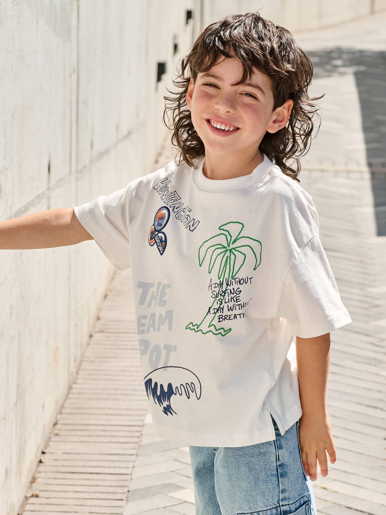 T-Shirt mit Surfer-Print Jungen mit Recycling-Baumwolle