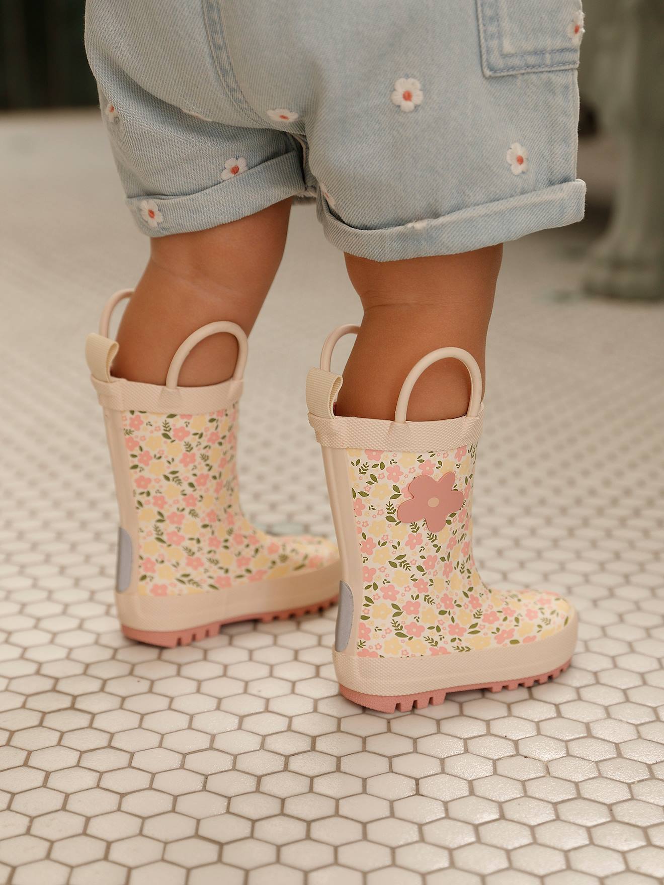 Baby Gummistiefel BLUMEN mit Anziehtrick & Henkel zum Anziehen beige Gr. 25 von vertbaudet