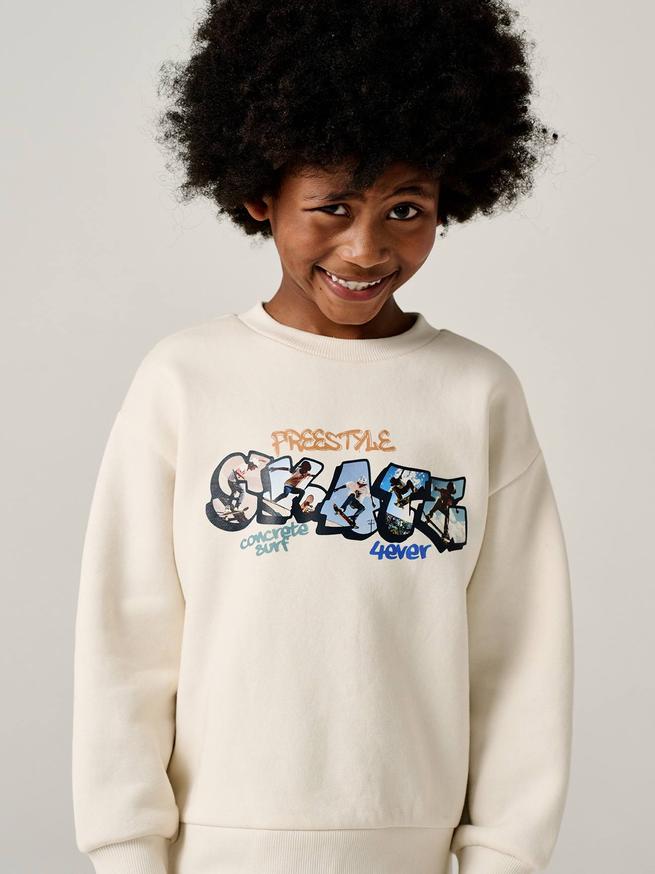 Jungen Sweatshirt mit großem Sport-Motiv vorne wollweiß Gr. 128 von vertbaudet
