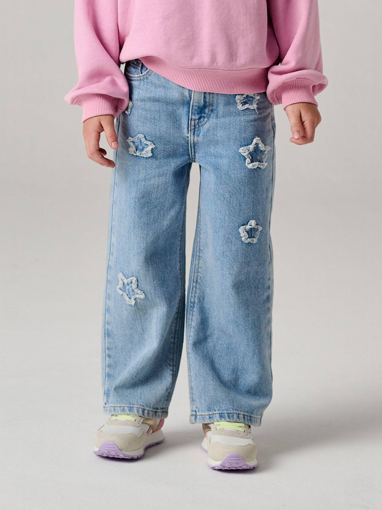 Weite Mädchen Jeans mit Sternen, Bundweite verstellbar helles blau Gr. 134 von vertbaudet