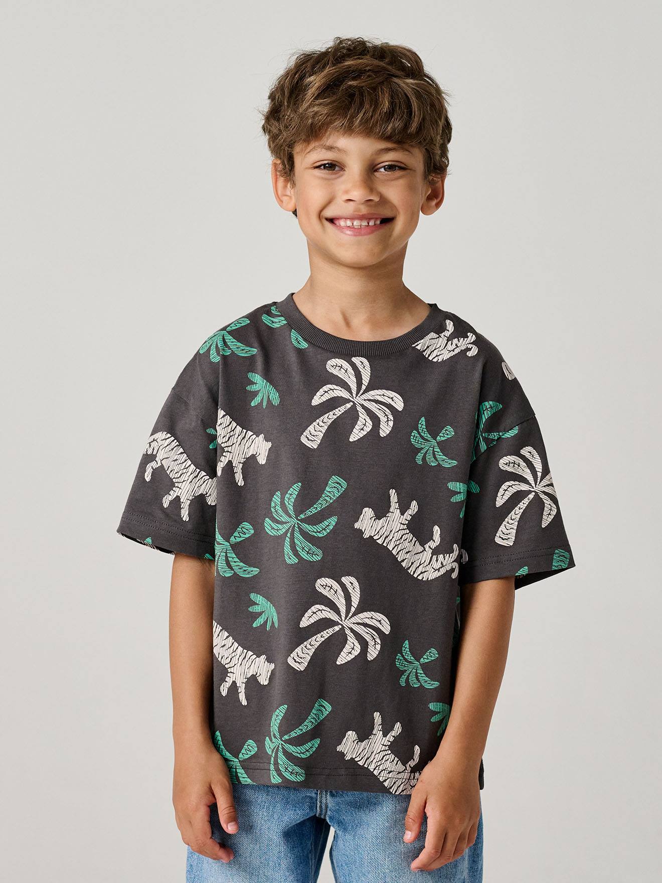 T-Shirt bunter Alloverprint Jungen mit Recycling-Baumwolle grau Gr. 116 von vertbaudet