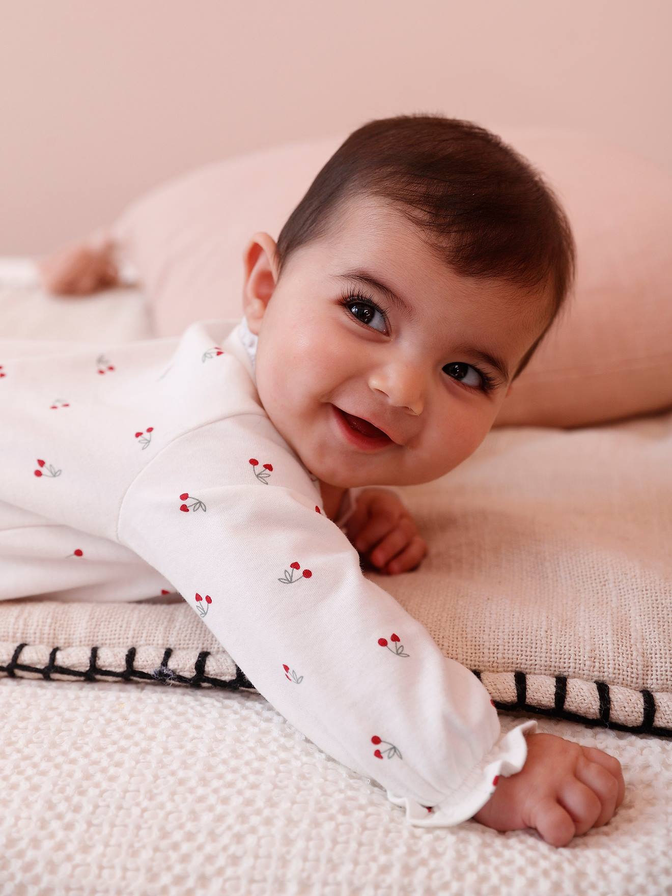 Thumbnail - Baby Schlafanzug mit Rüschen und Kirschen