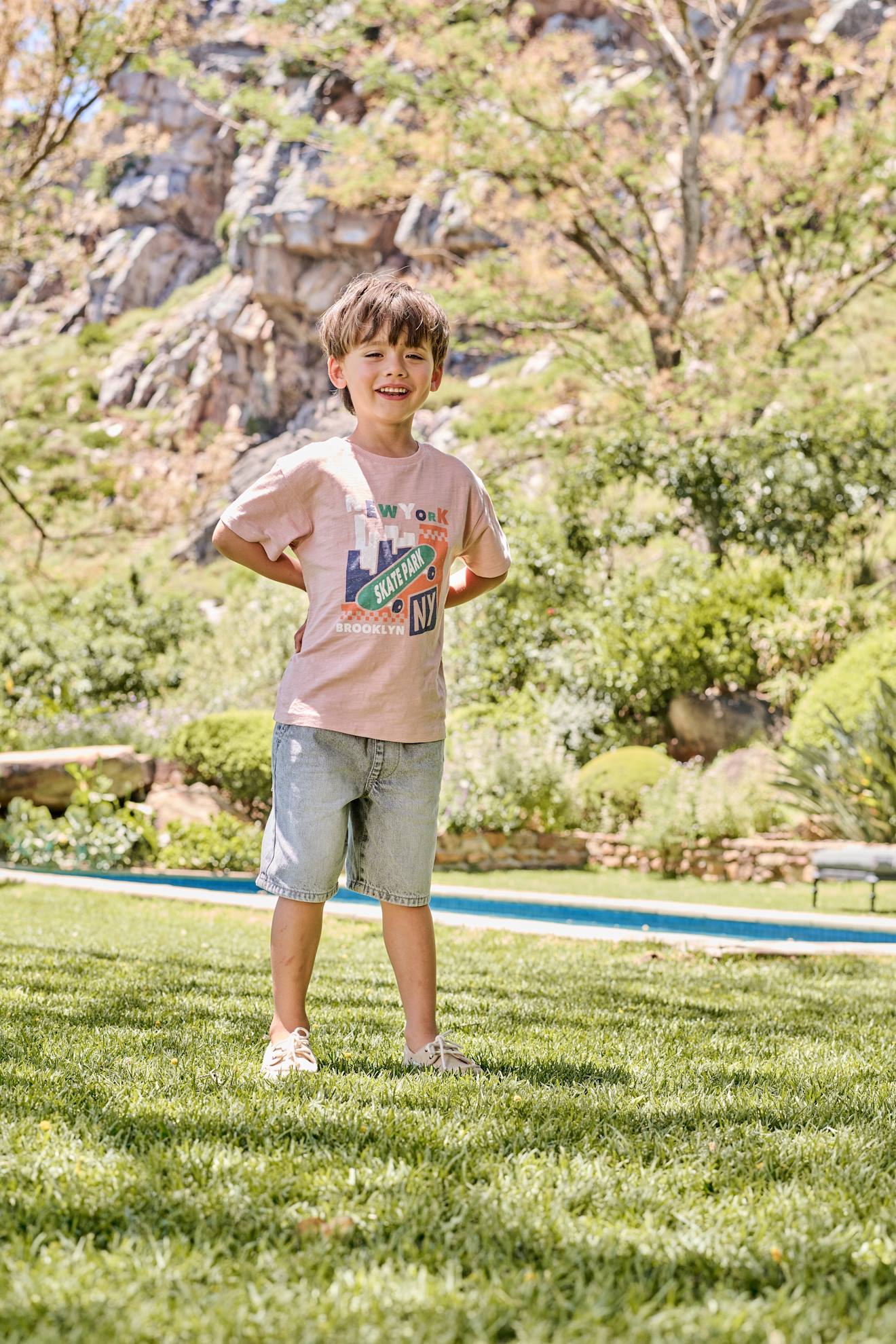 Thumbnail - T-Shirt mit grafischem Print und Recycling-Baumwolle Jungen