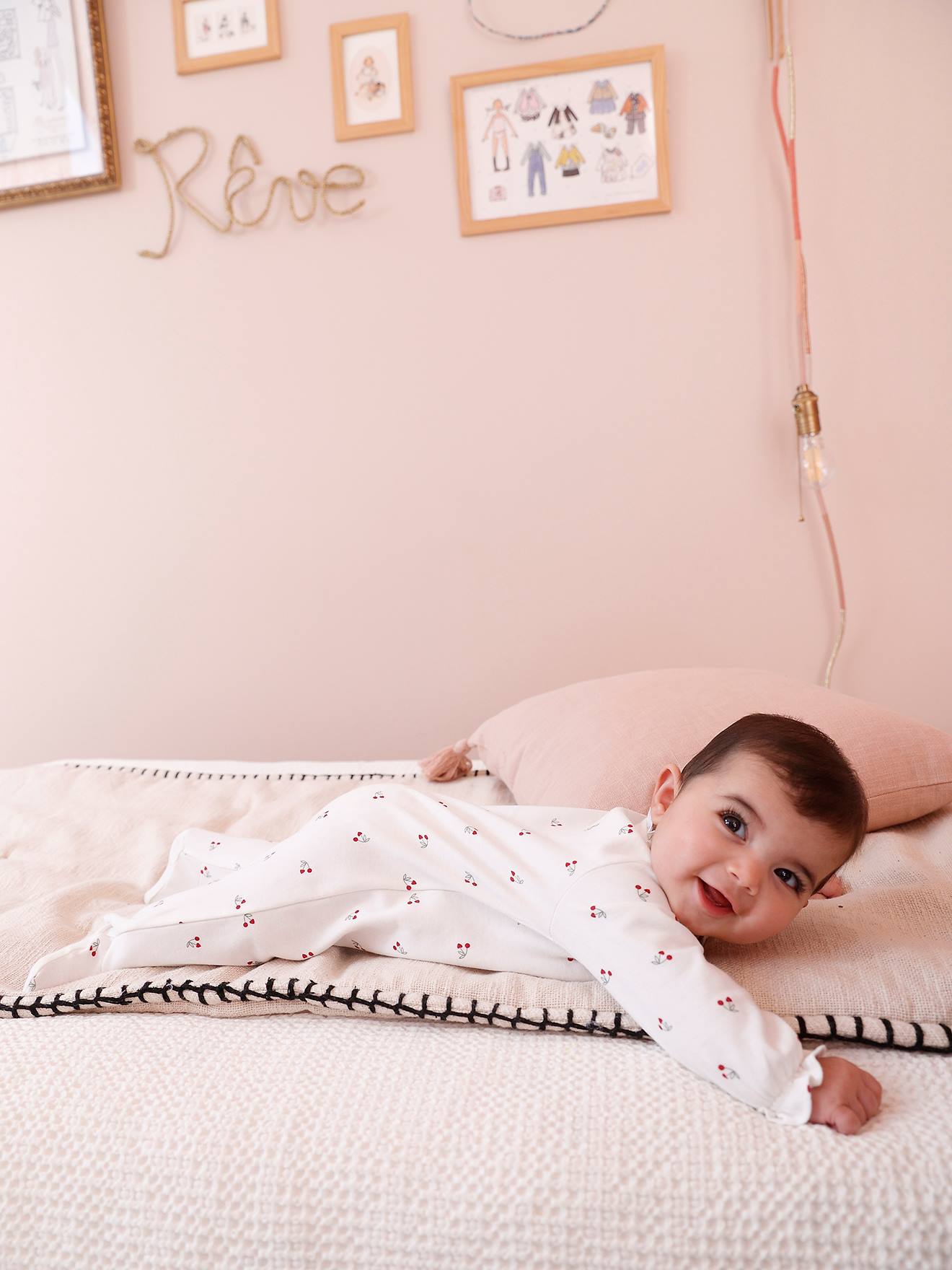 Thumbnail - Baby Schlafanzug mit Rüschen und Kirschen