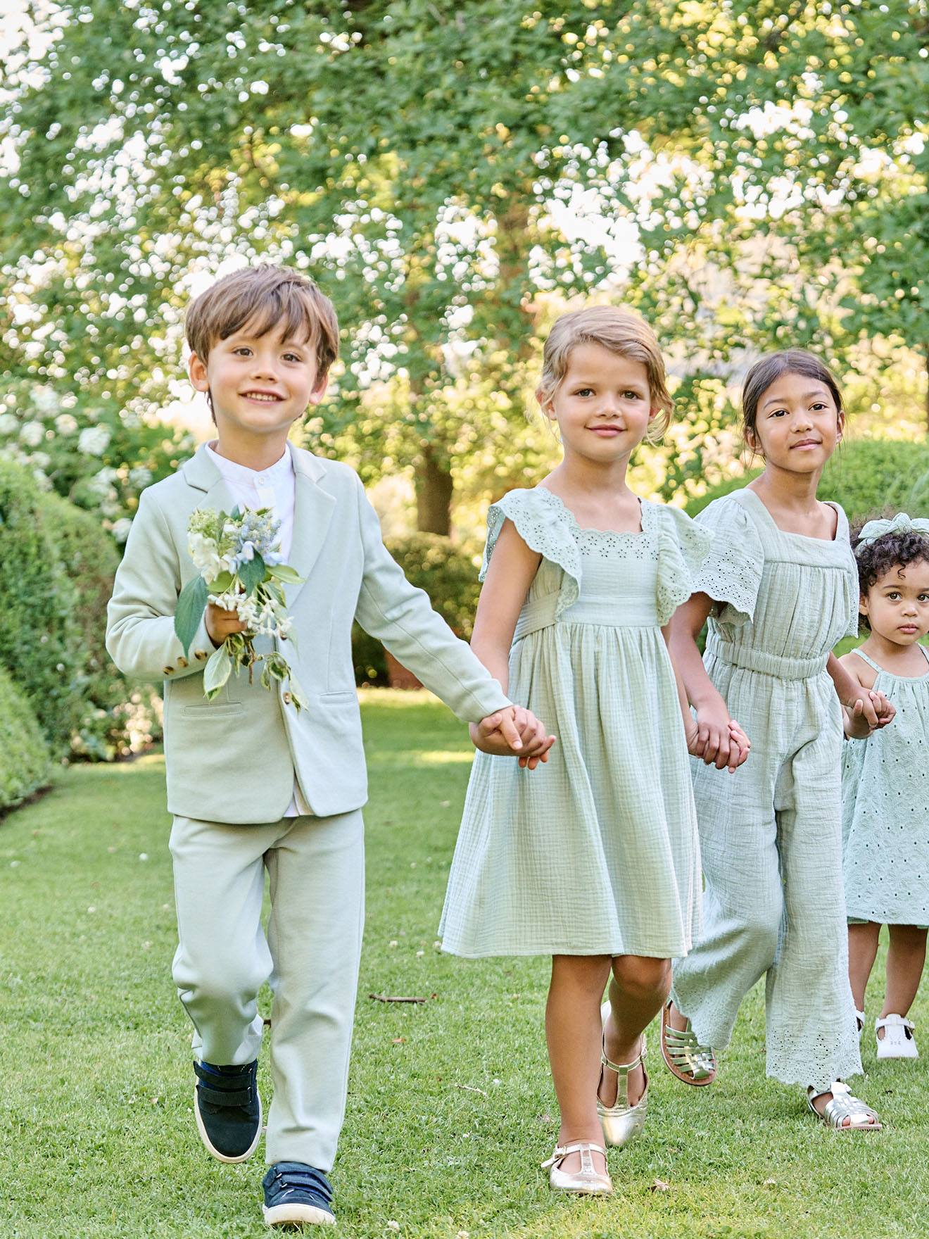 Thumbnail - Festliches Mädchen Musselinkleid mit bestickten Ärmeln salbei