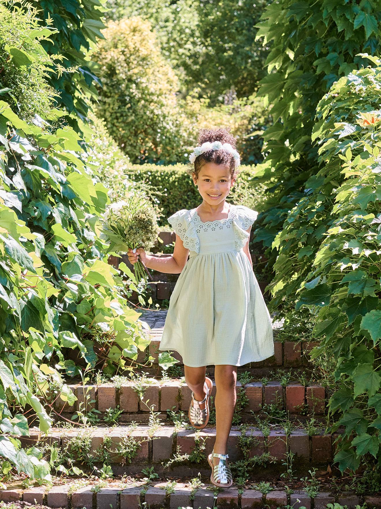 Thumbnail - Festliches Mädchen Musselinkleid mit bestickten Ärmeln salbei