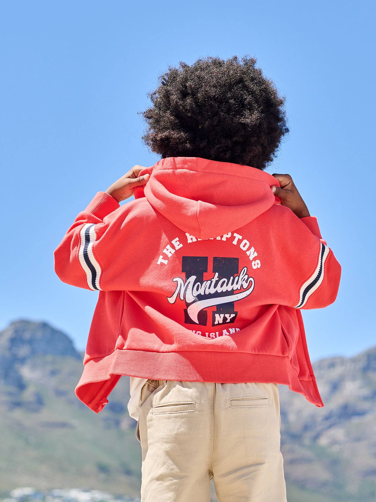 Jungen Kapuzensweatshirt mit großem Rückenmotiv