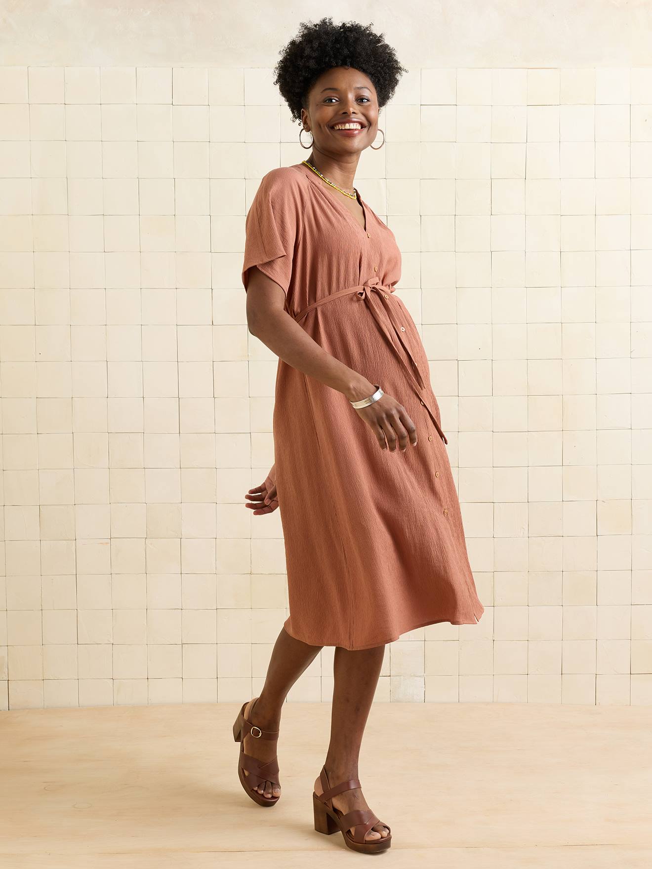 Fließendes Umstandskleid mit Crinkle-Effekt, Knopfleiste für Stillen terrakotta Gr. 42 von vertbaudet