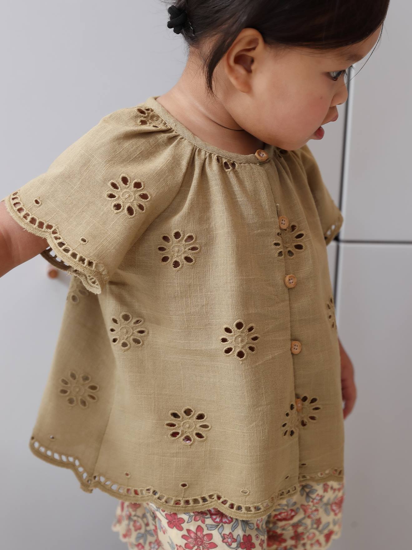 Baby Bluse mit Lochstickerei khaki Gr. 74 von vertbaudet