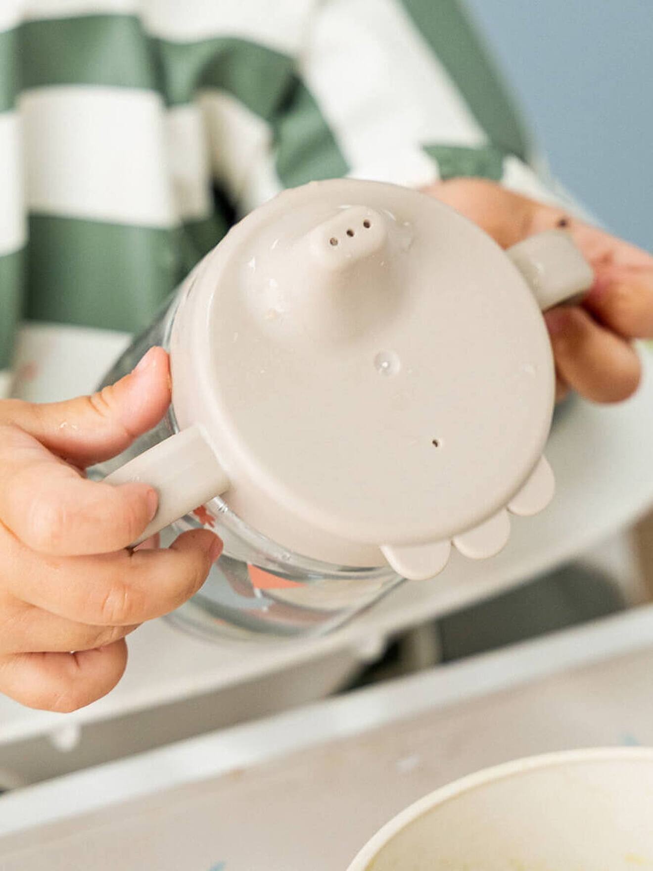 Thumbnail - Trinklernbecher mit 2 Griffen DONE BY DEER sandfarben