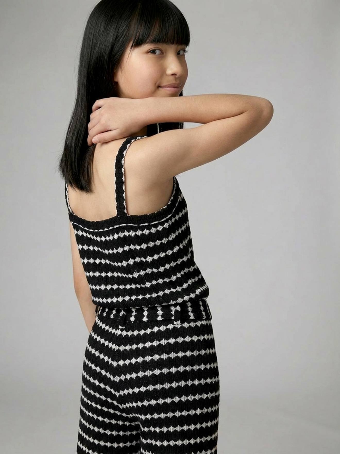 Mädchen Top mit schmalen Träger aus Fantasiestrick JONEN schwarz Gr. 146/152