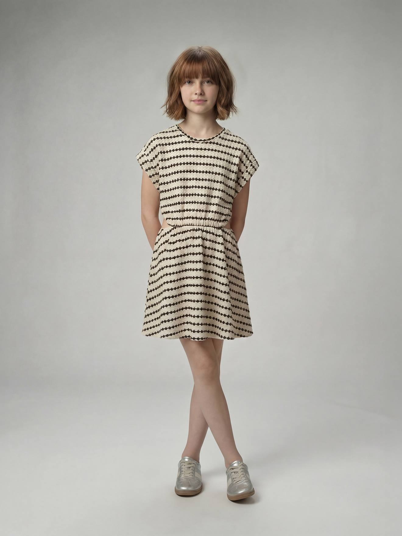 Mädchen Kleid aus Fantasiestrick mit Cut-outs JONEN