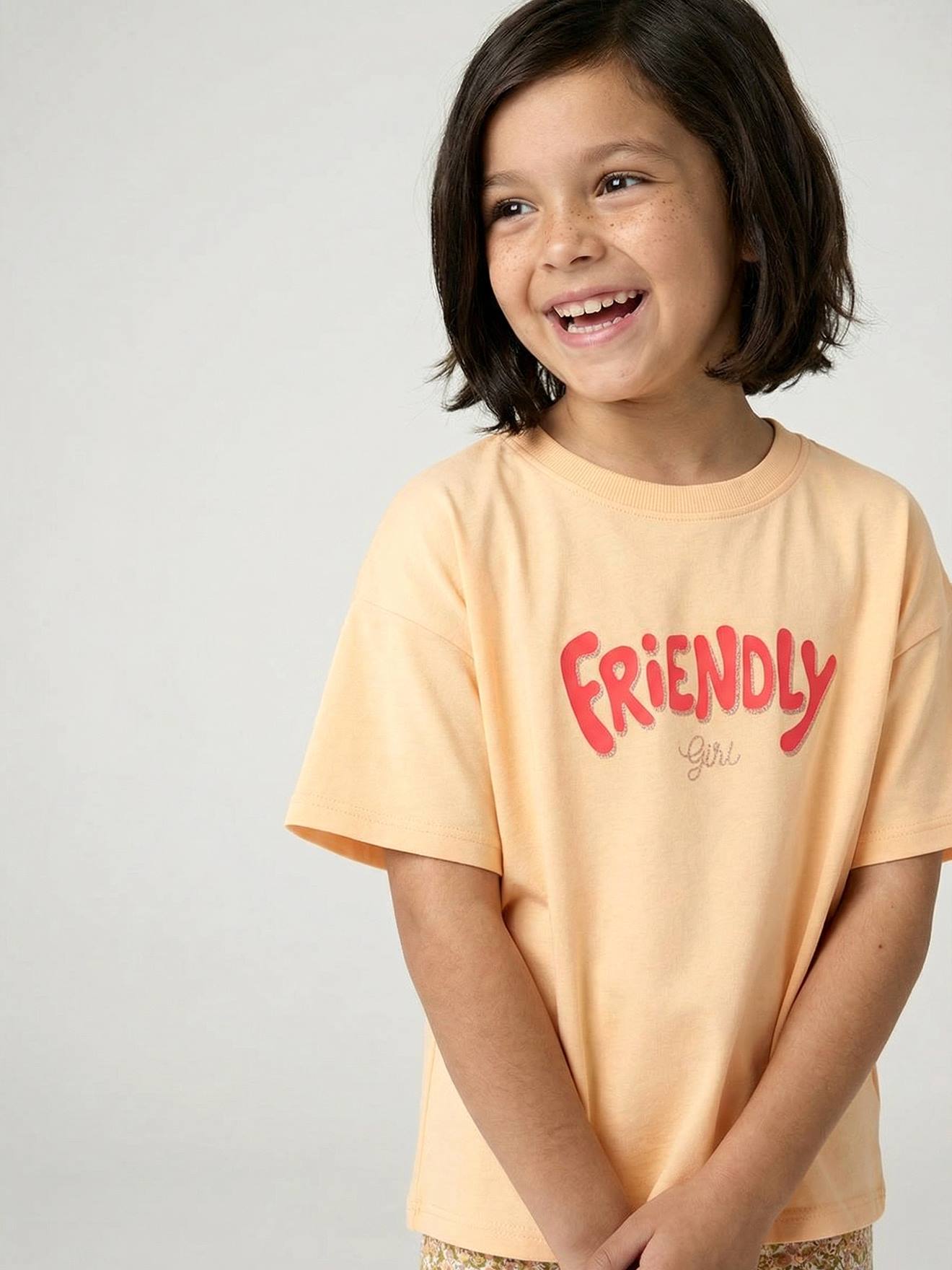 Bedrucktes Mädchen T-Shirt, leichte Oversized-Form gelb friendly girl Gr. 92/98 von vertbaudet