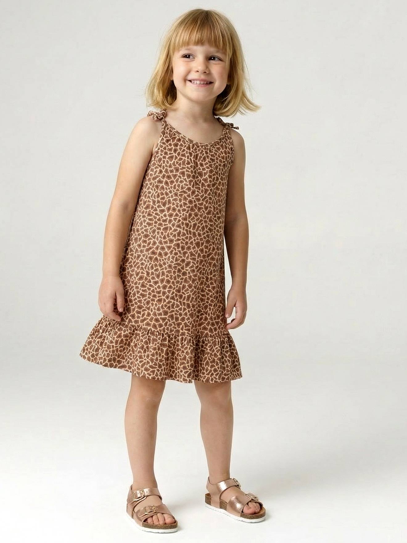 Mädchen Trägerkleid, Crinkle-Effekt beige animalprint Gr. 140 von vertbaudet