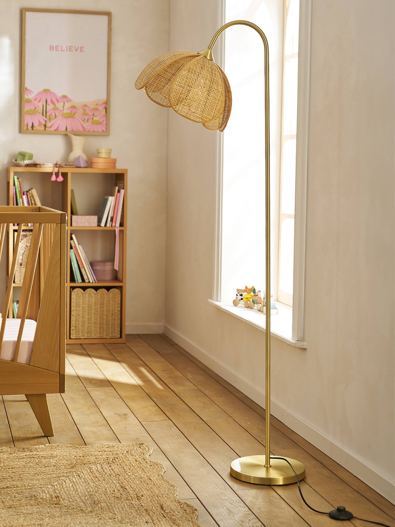 Stehlampe mit Rattan-Schirm in Blütenform LATIKA Kinderzimmer
