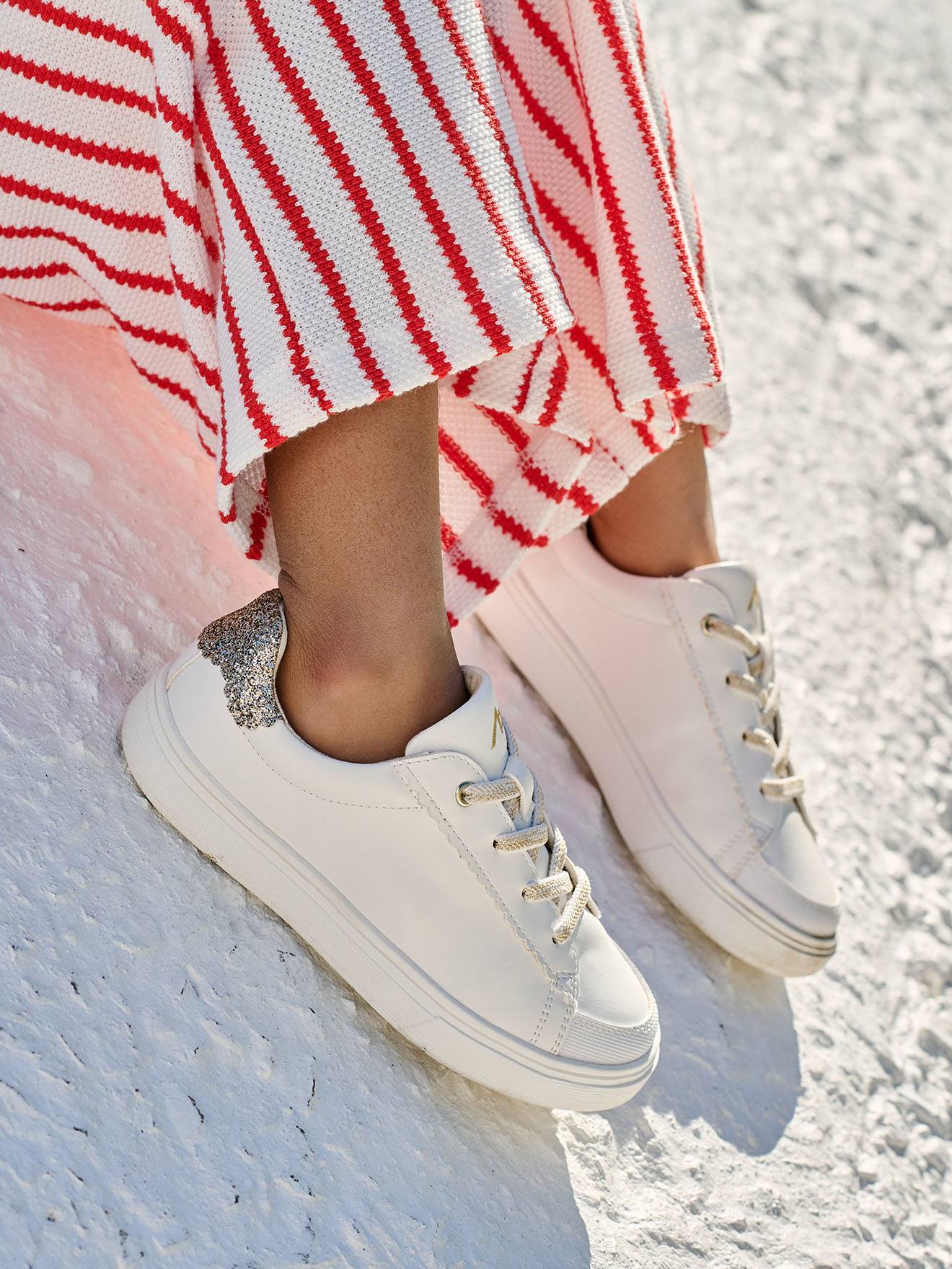 Sneakers mit enen Details und Schnürung Mädchen