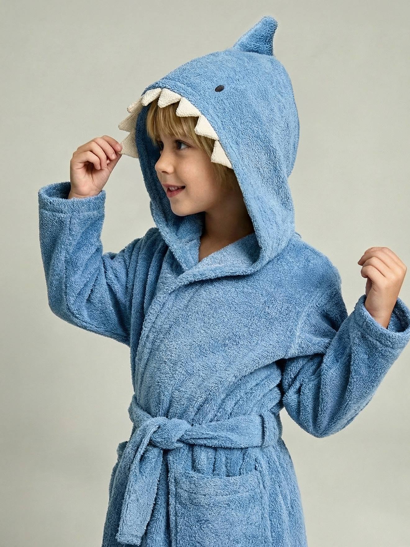 Bademantel mit Hai-Kapuze aus Recycling-Baumwolle, personalisierbar blau Gr. 140 von vertbaudet