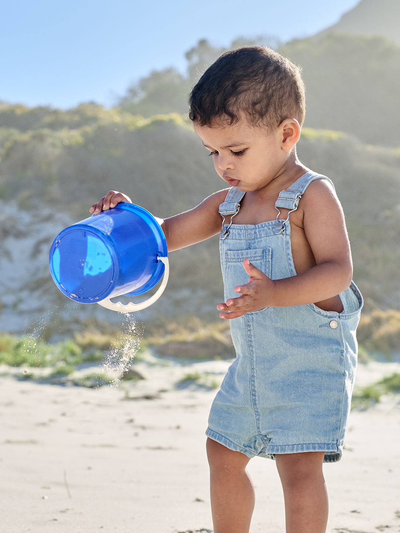 Baby Latzshorts aus Denim