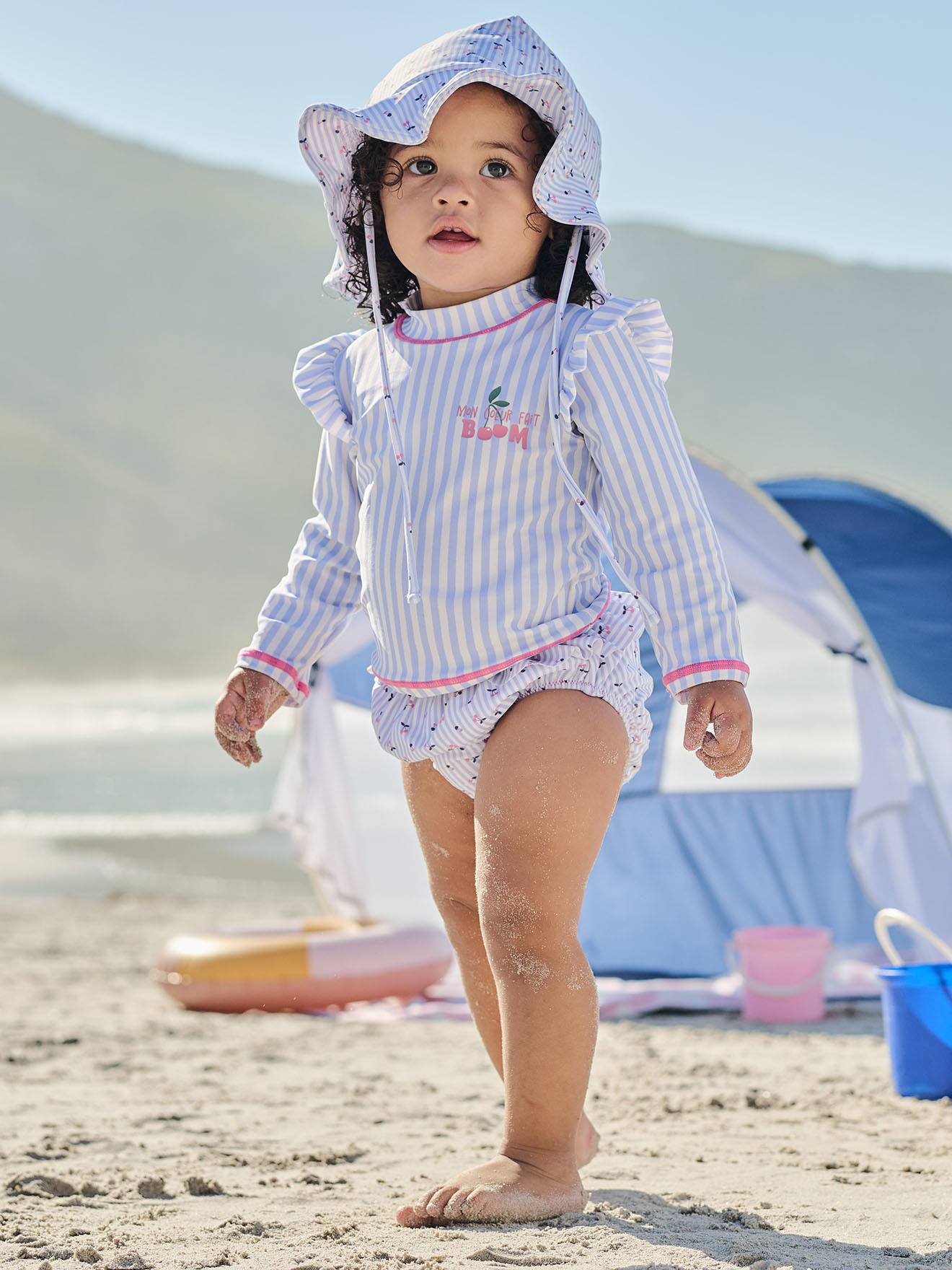 Gestreiftes Baby-Set: UV-Badeshirt, Badeshorts & Sonnenhut, Kirschmotiv helles blau Gr. 80 von vertbaudet