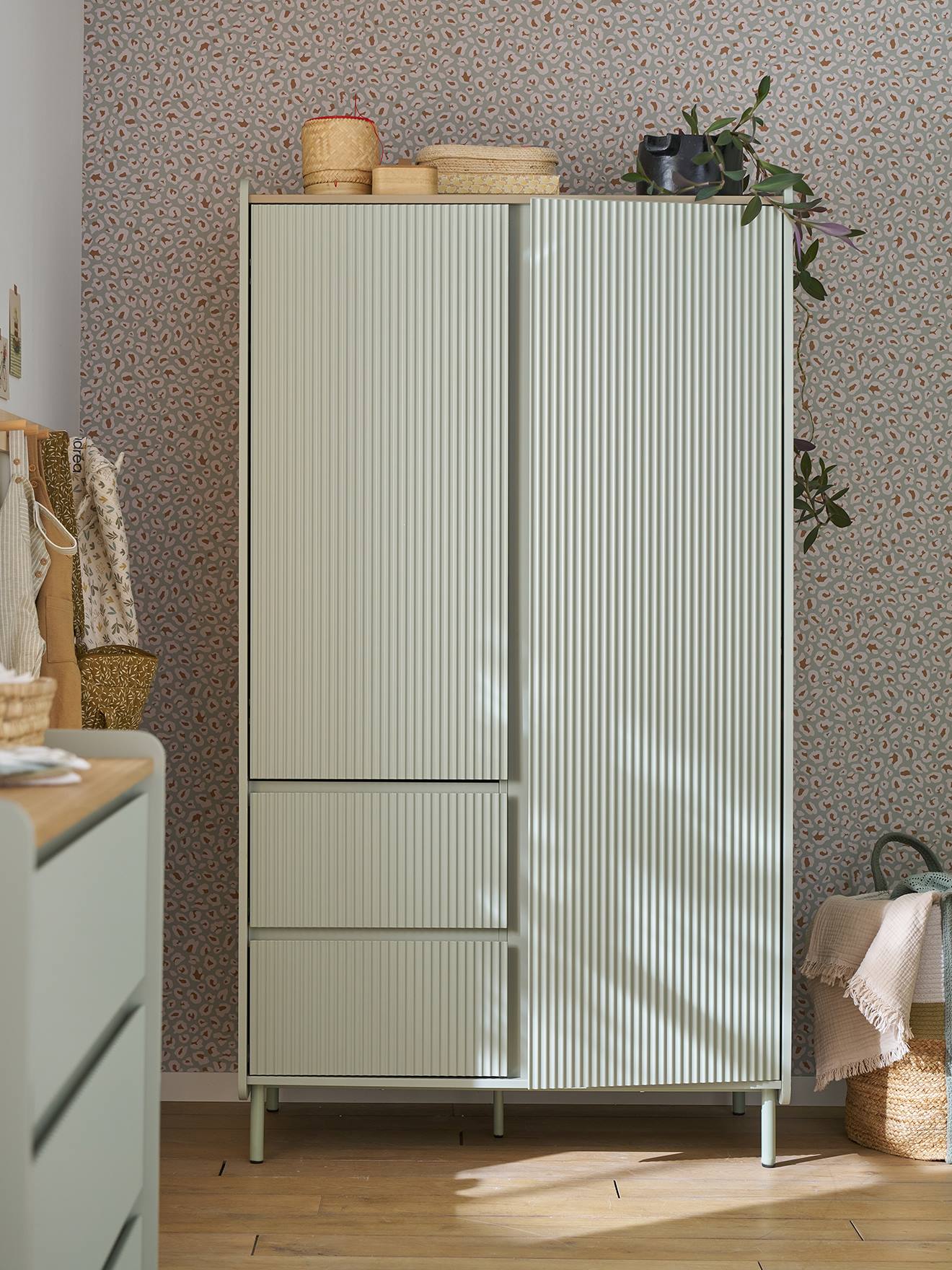 Vertbaudet Kinder Kleiderschrank Cannelé Mit Rillenstruktur Grün Einheitsgröße