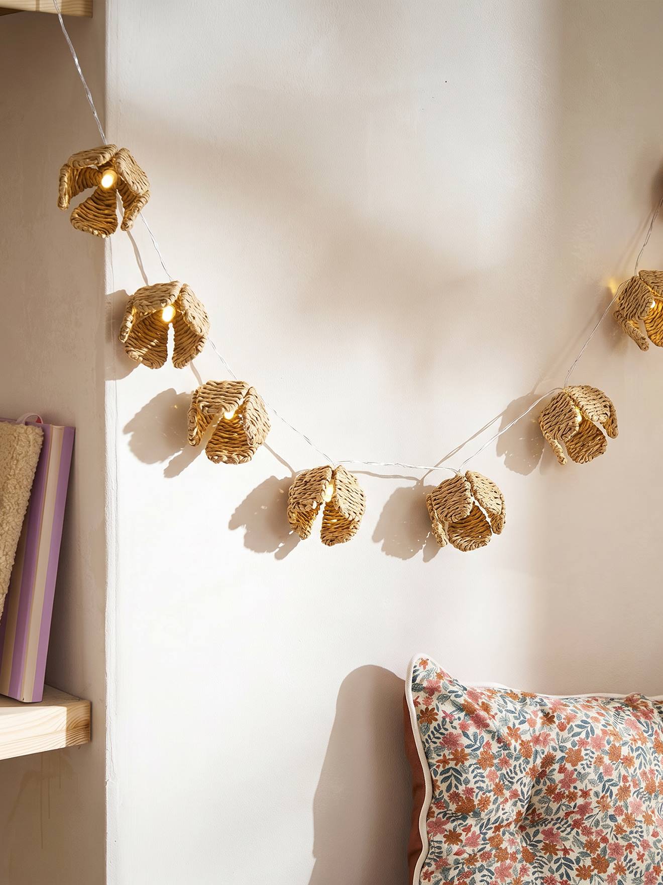 Lichterkette mit Rattan-Blumen Kinderzimmer