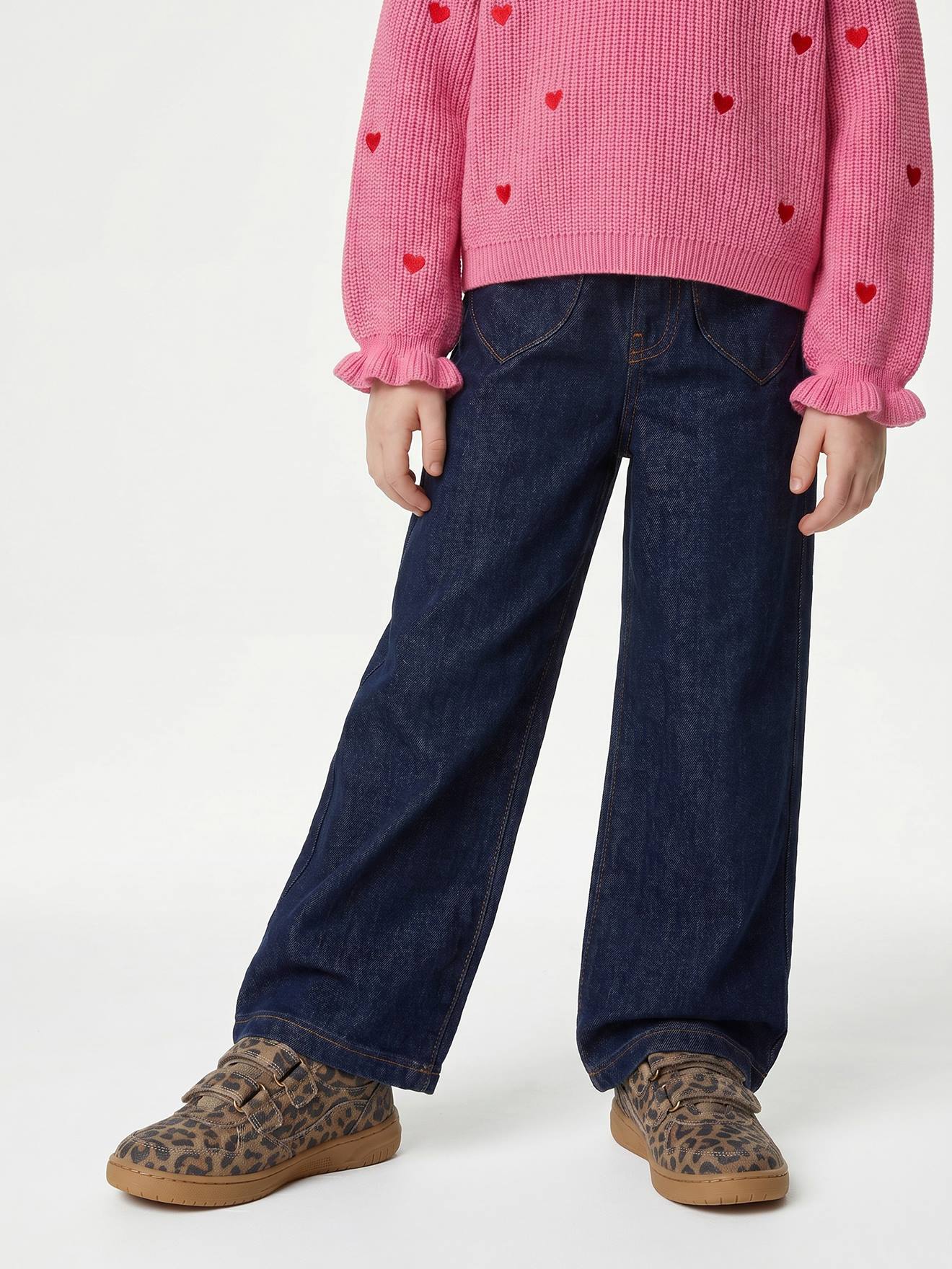 Weite Jeans Mädchen mit Herztaschen