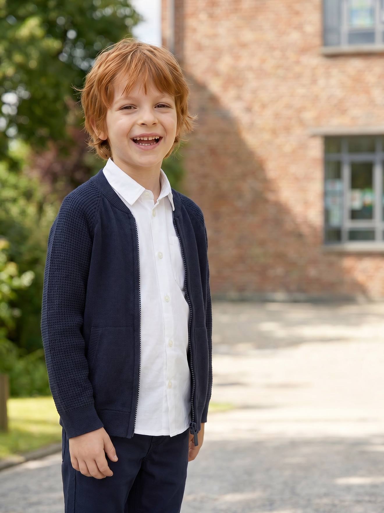 Strickjacke mit Reißverschluss und Kängurutasche für Jungen
