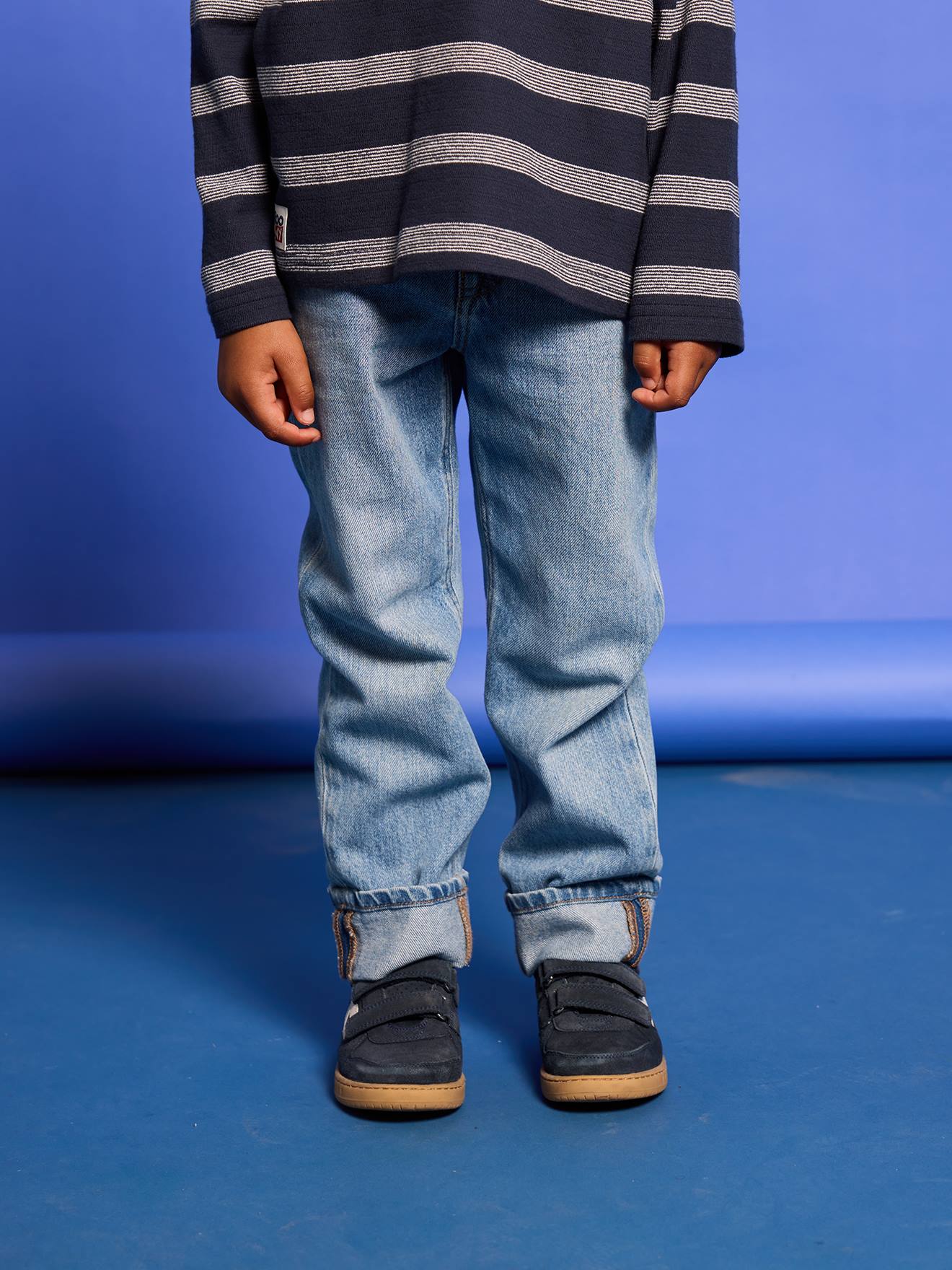 Gerade Jungen Jeans mit Beinaufschlag