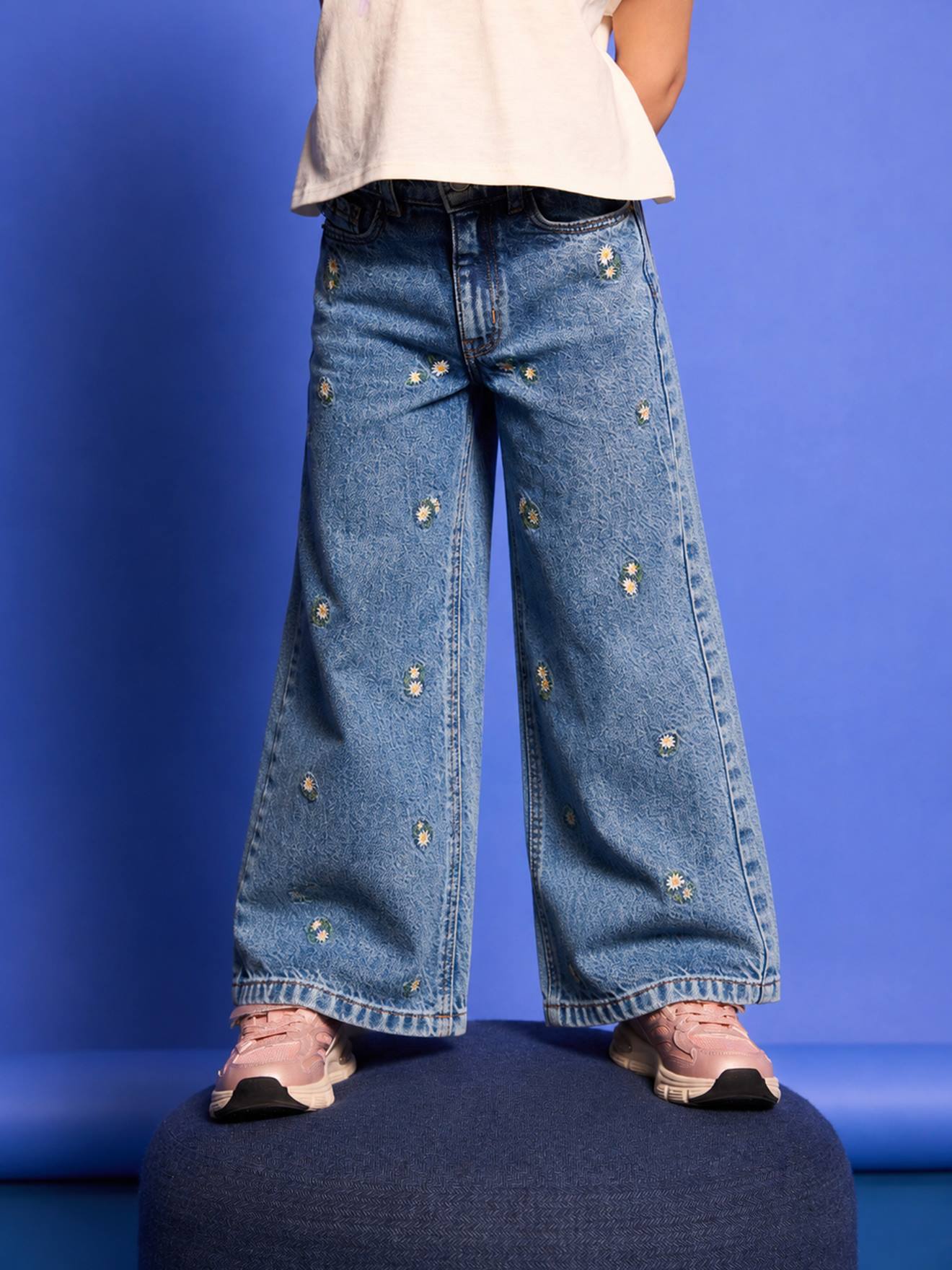 Weite Jeans mit Stickerei für Mädchen
