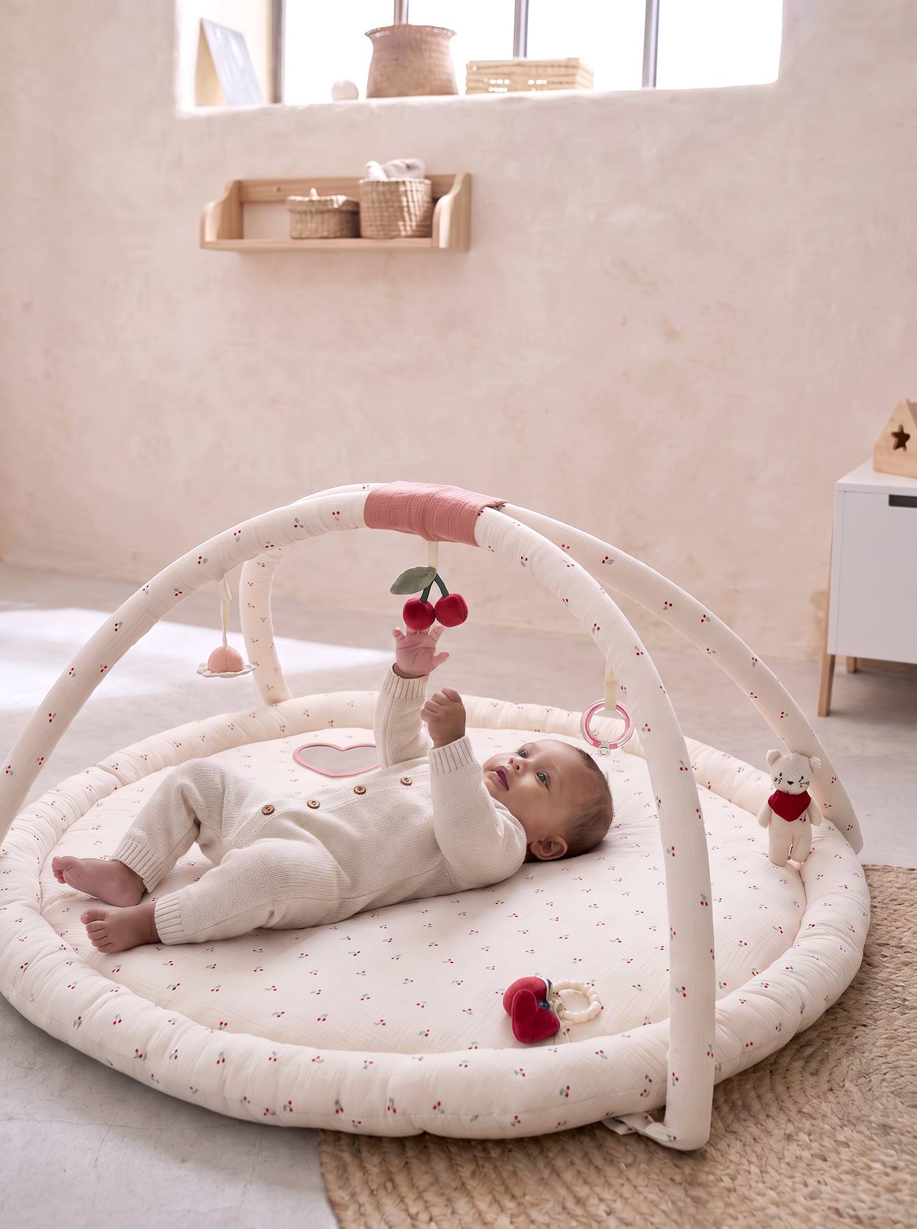 Baby Activity-Decke mit Spielbogen & Umrandung cherry