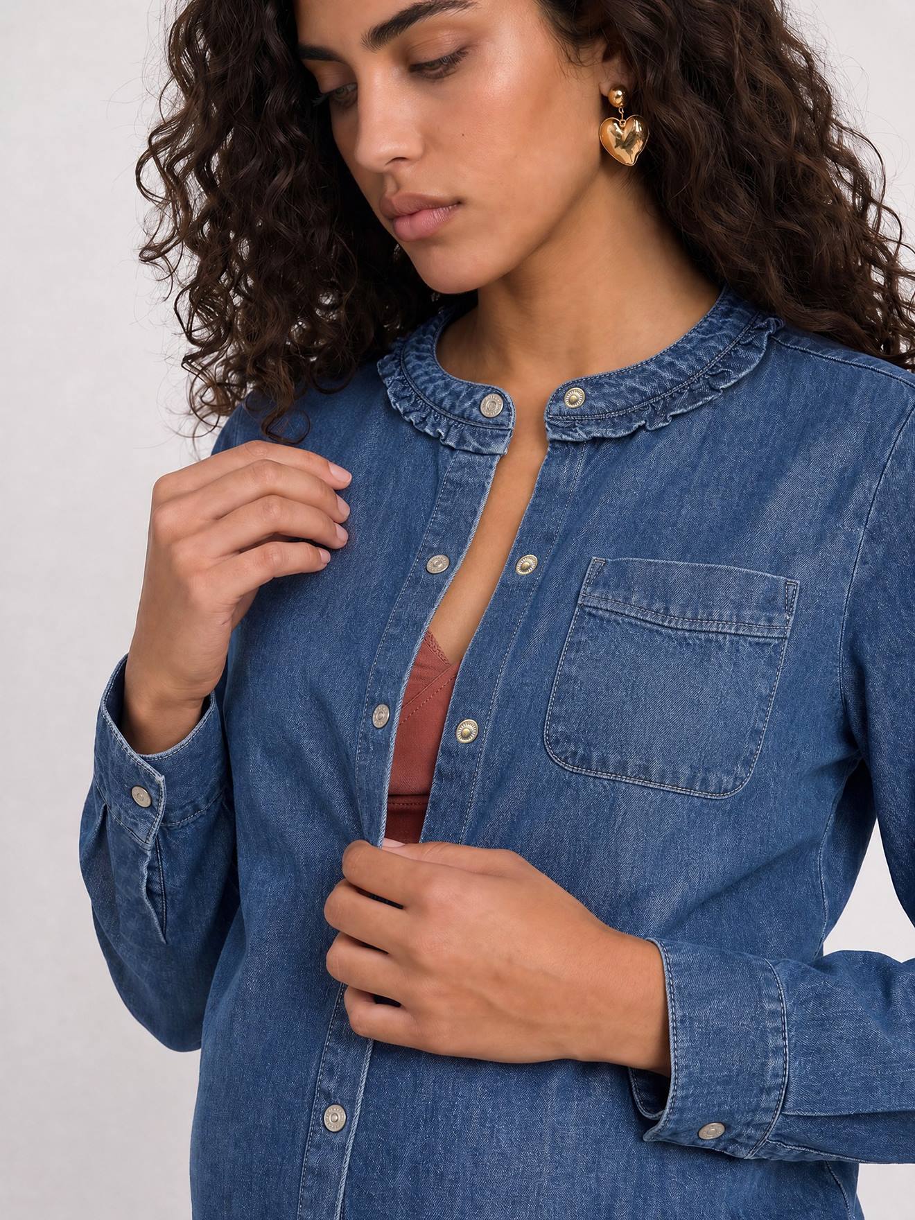Umstands-Jeansbluse mit Rüschen am Halsausschnitt mittel
