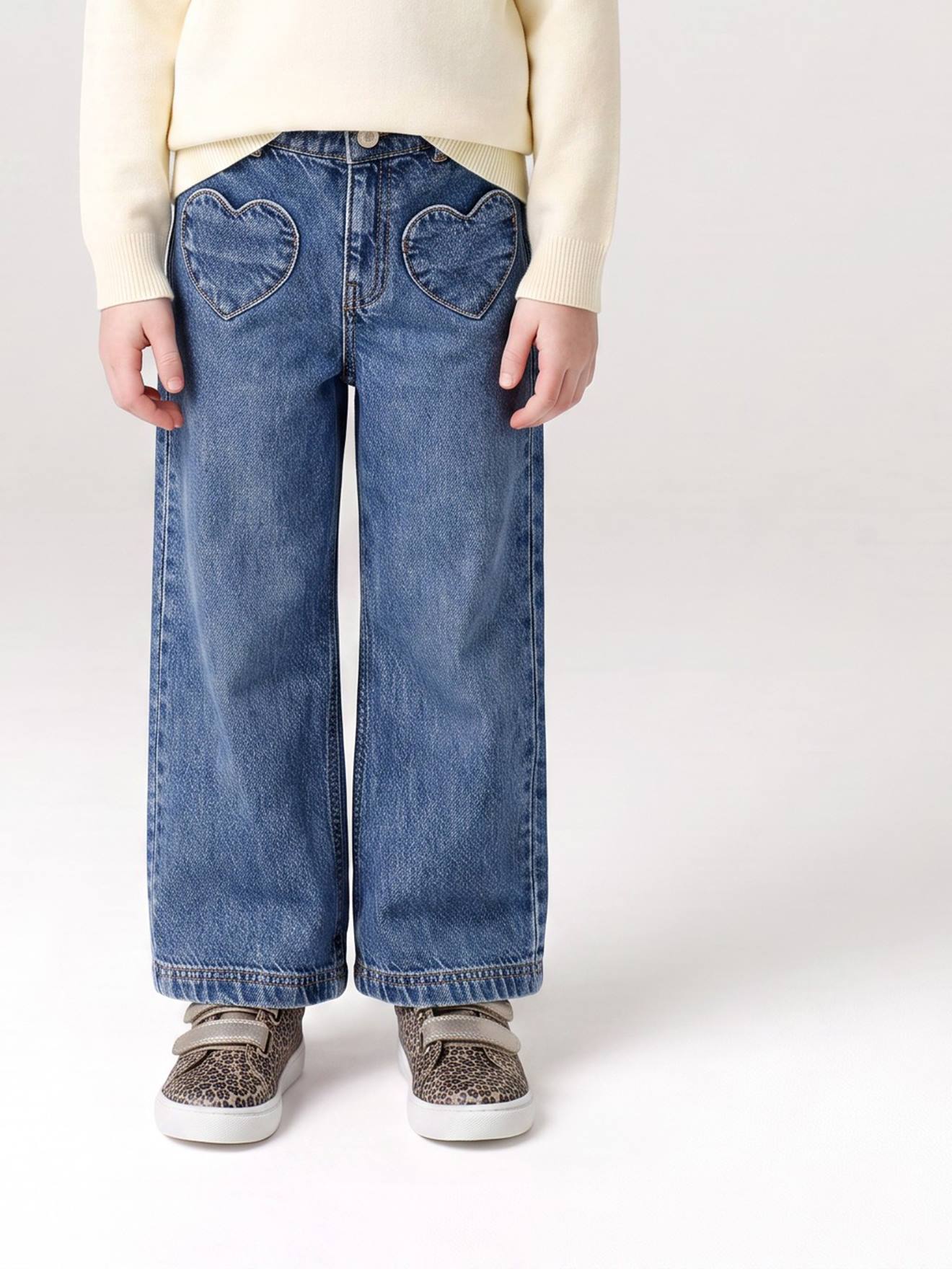 Weite Jeans Mädchen mit Herztaschen