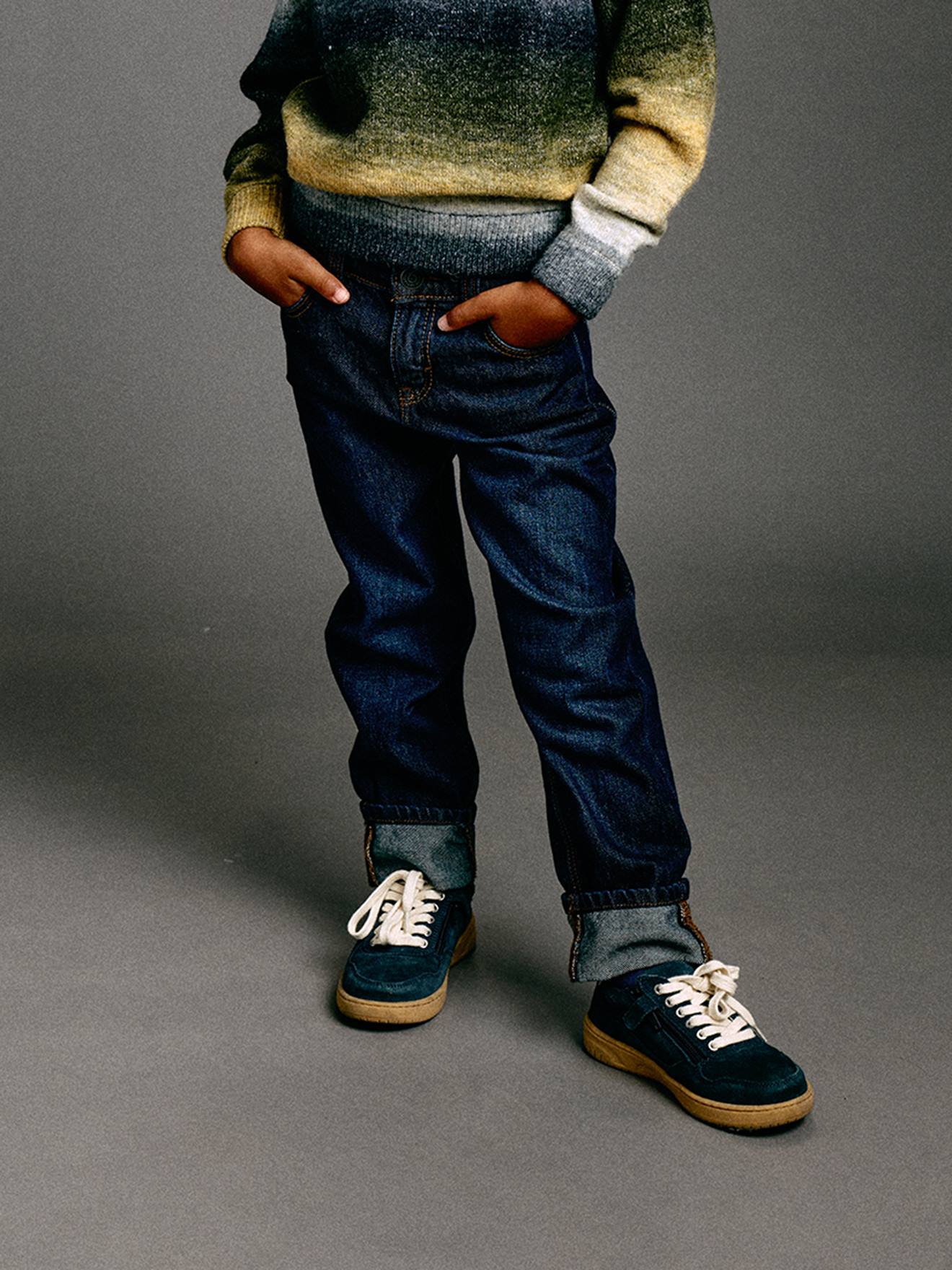 Gerade Jungen Jeans mit Beinaufschlag