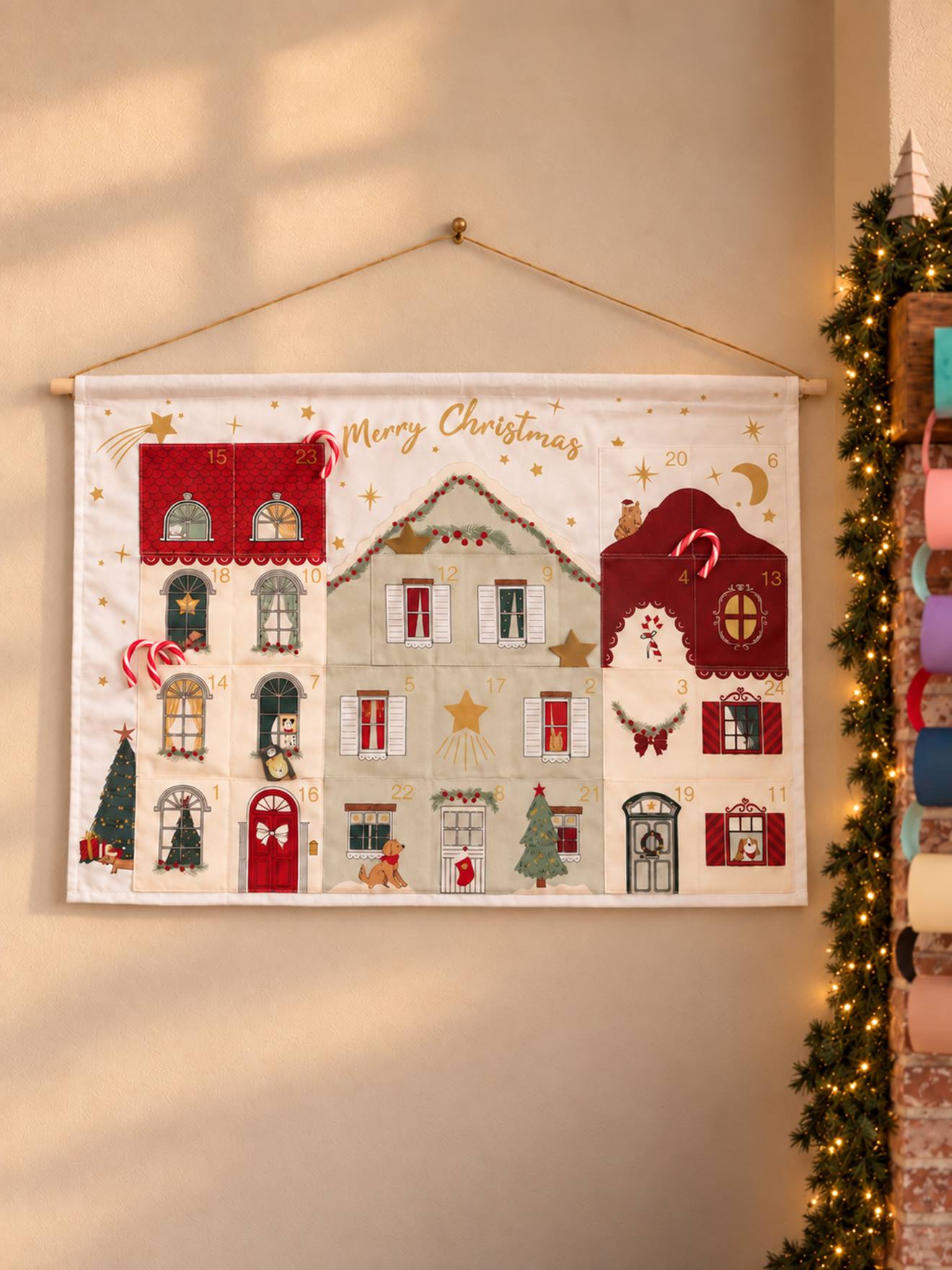vertbaudet Adventskalender aus Stoff zum Aufhängen Weihnachtsstadt in rot