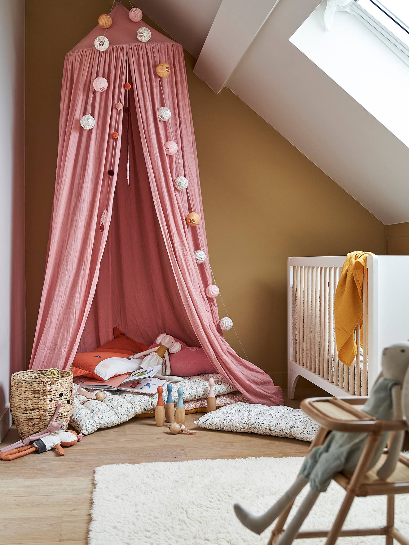 vertbaudet Betthimmel aus Musselin mit Pompon-Girlande 300cm Kinderzimmer BASIC in rosa