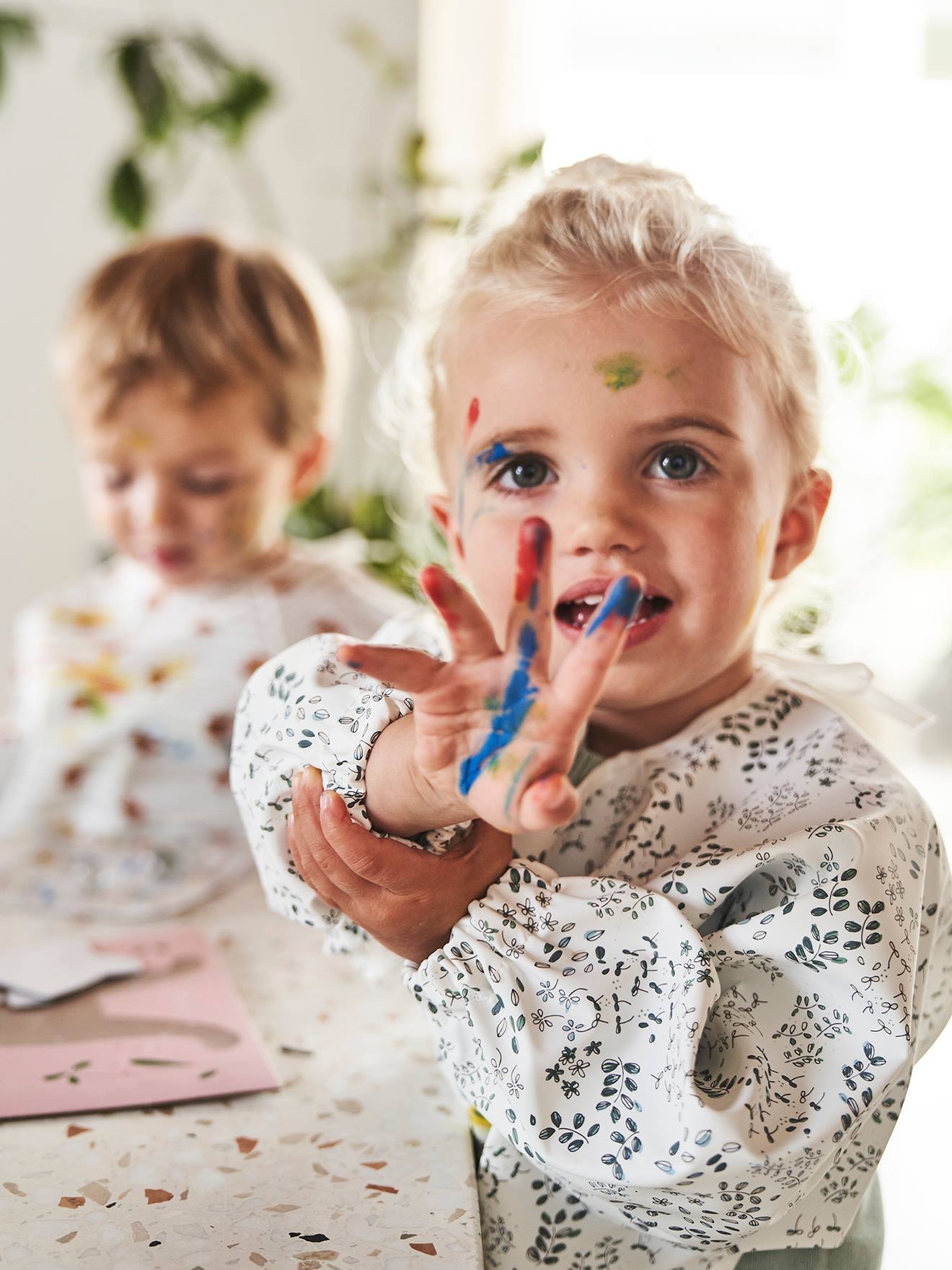 Baby Ärmellätzchen, Kleinkinder Malkittel weiß geblümt/flora von vertbaudet