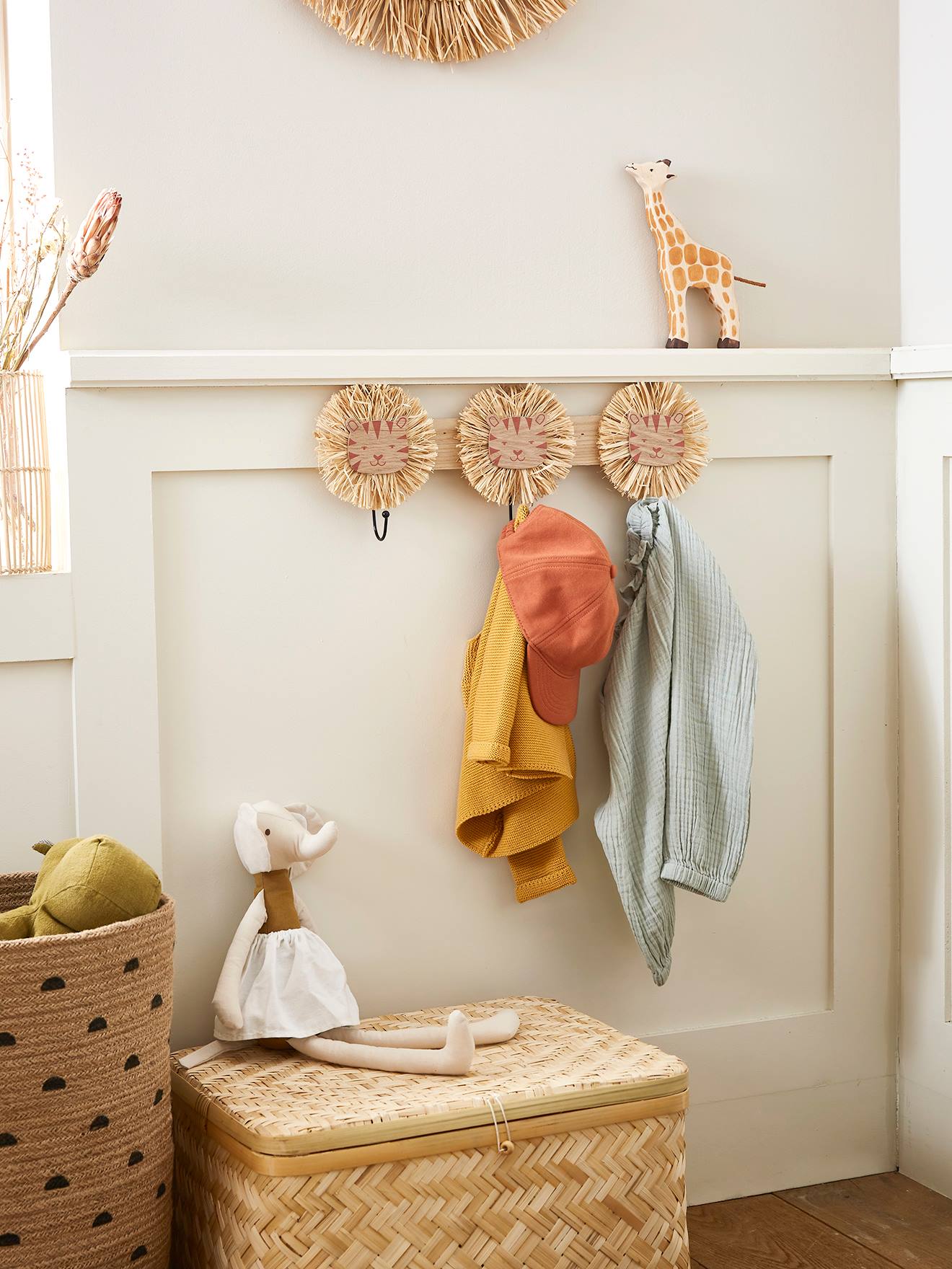 Thumbnail - Garderobenleiste LÖWE aus Naturbast mit 3 Kleiderhaken